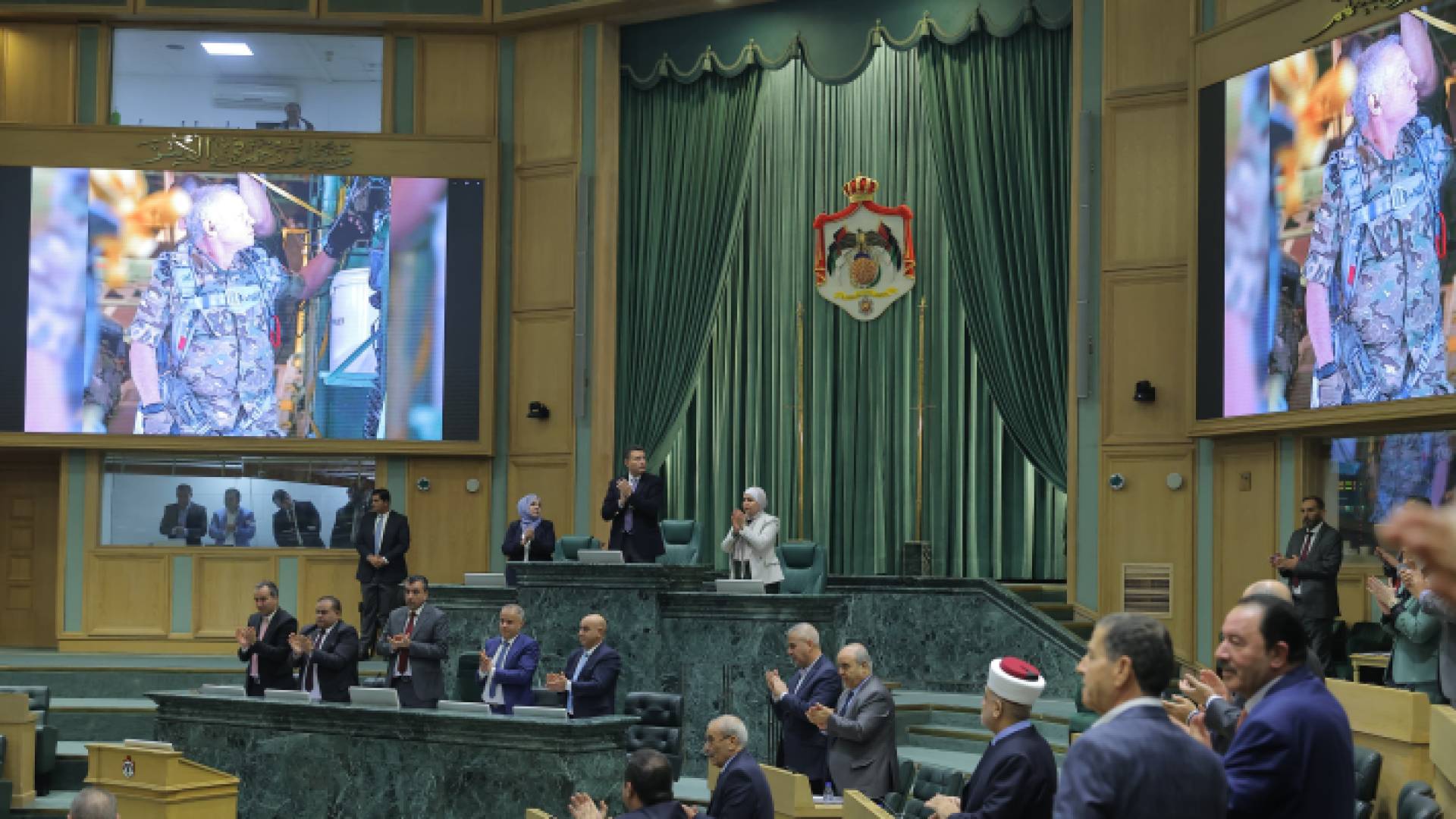 أحمد الصفدي وأعضاء مجلس النواب أثناء مشاهدتهم فيديو مشاركة الملك بإنزال المساعدات