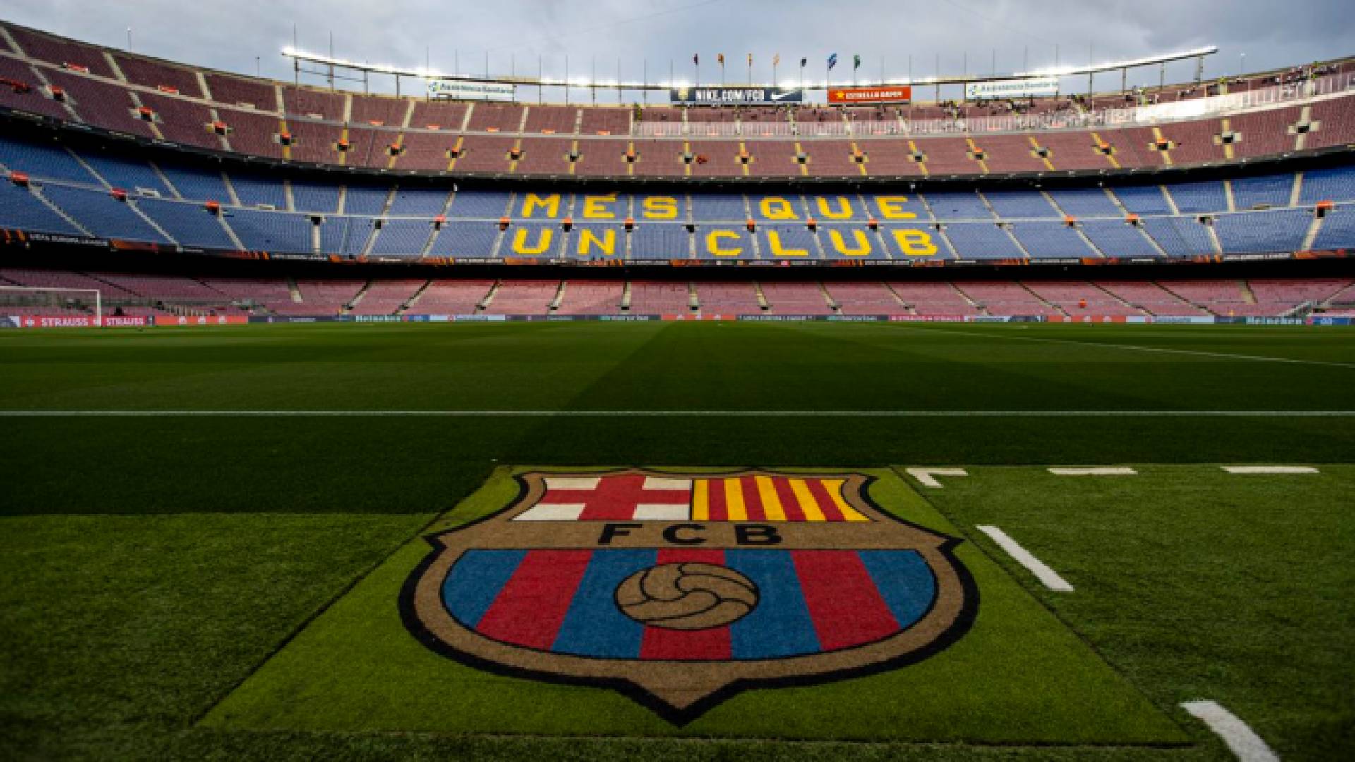 من ملعب كامب نو