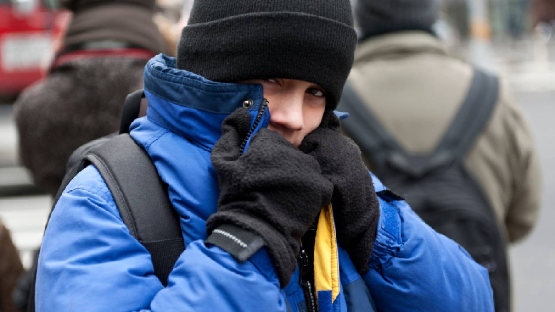فتى يحاول تدفئة نفسه في ظل أجواء باردة