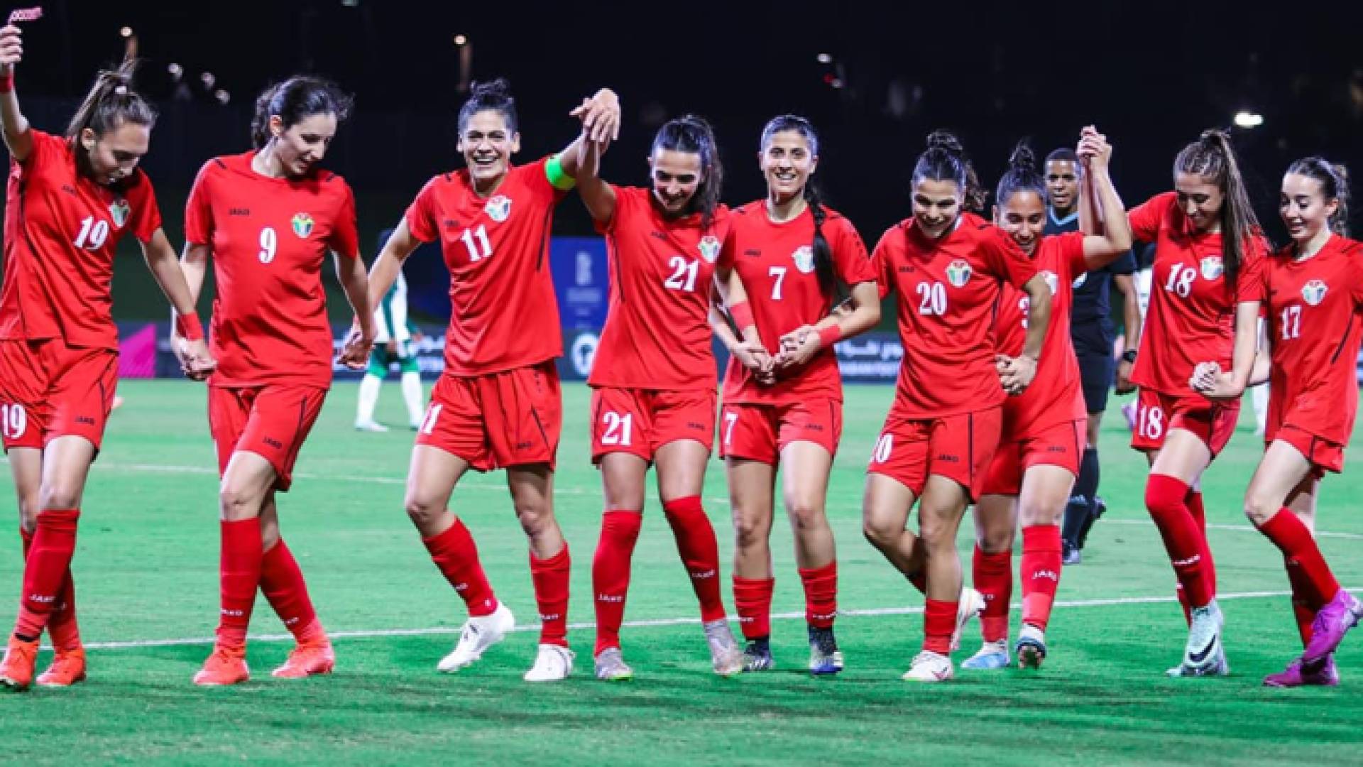 لاعبات المنتخب الوطني يحتفلن بهدف