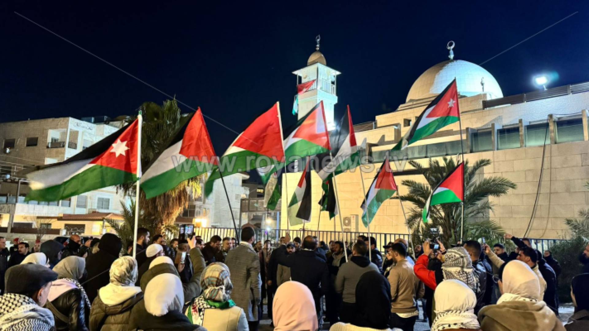 المشاركون في وقفة احتجاجية في عمان تنديدا بالعدوان على غزة