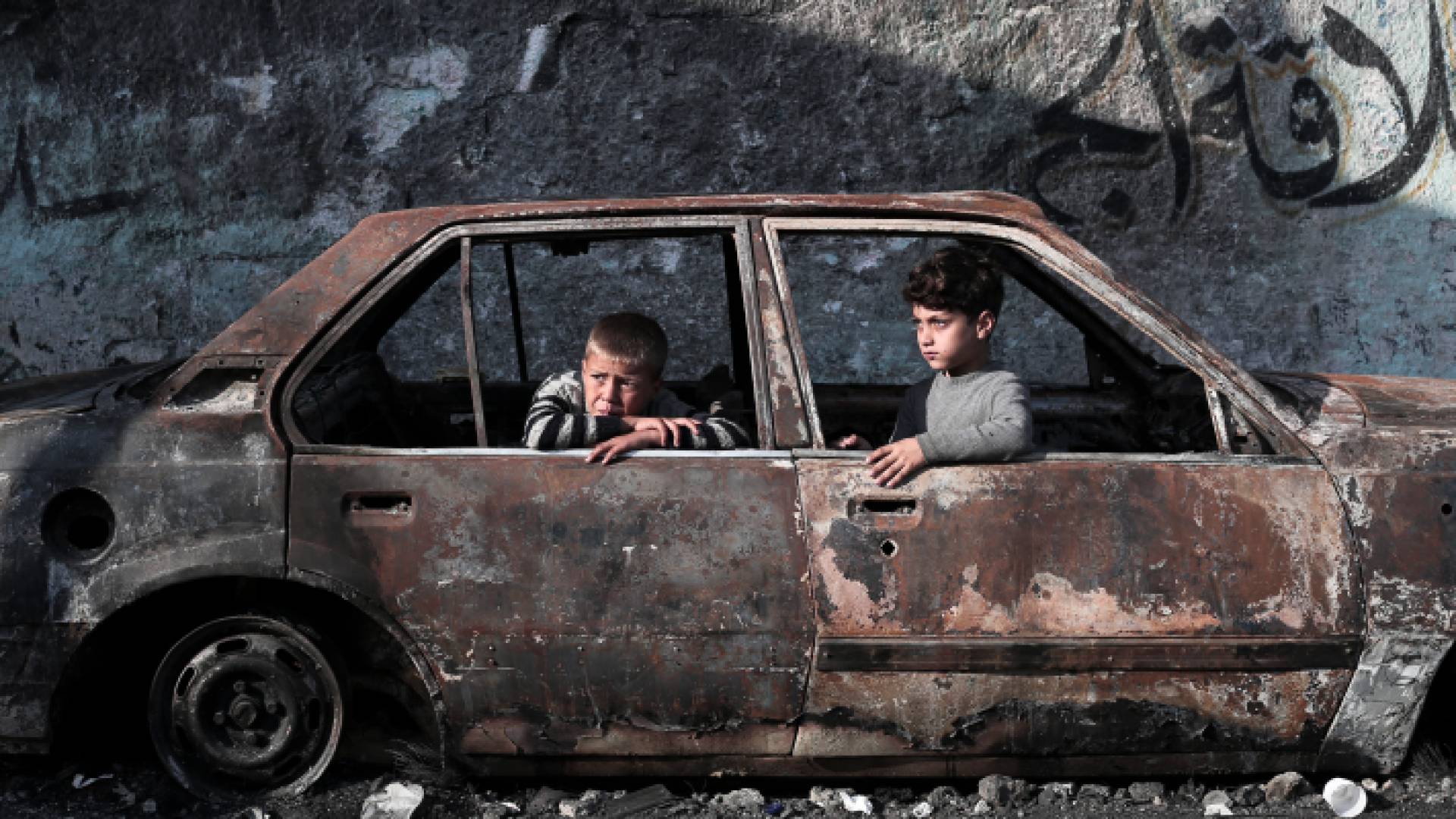 صغيران يتحصنان داخل سيارة مدمرة في غزة