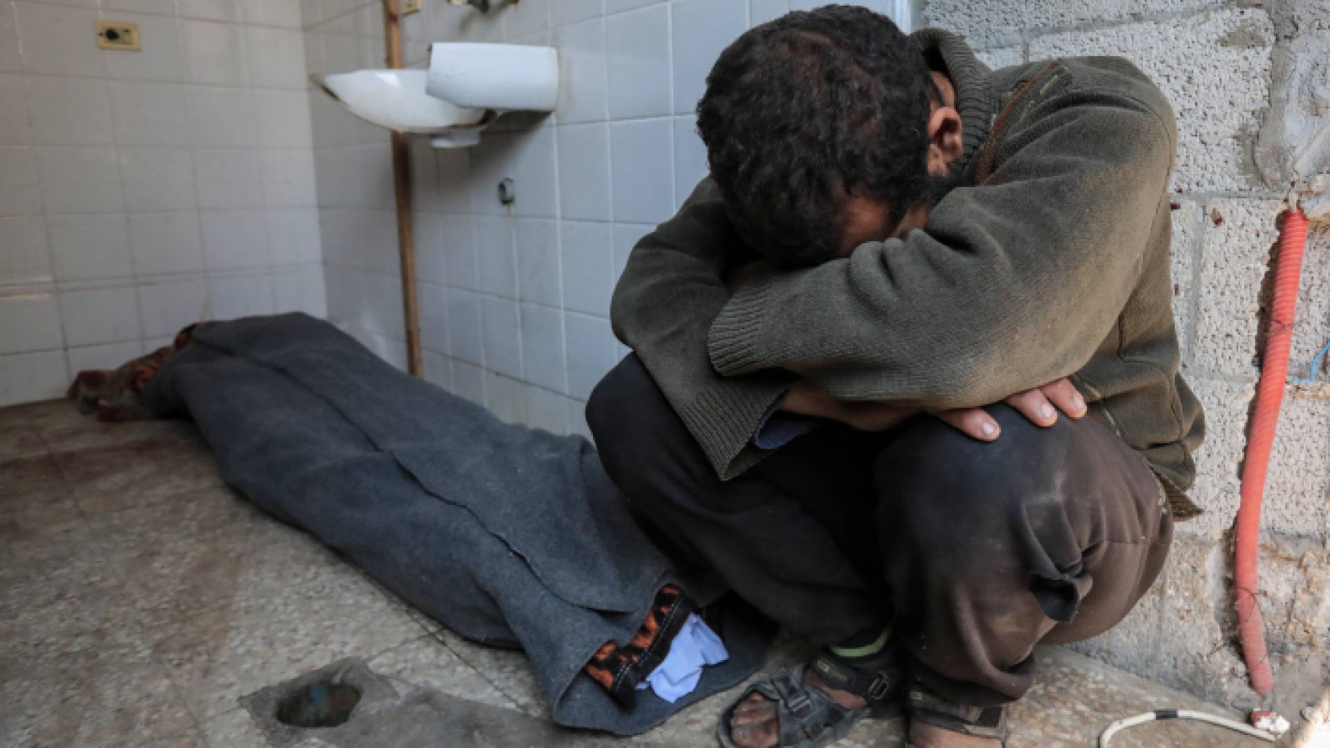 فلسطيني يجلب قرب أحد الشهداء