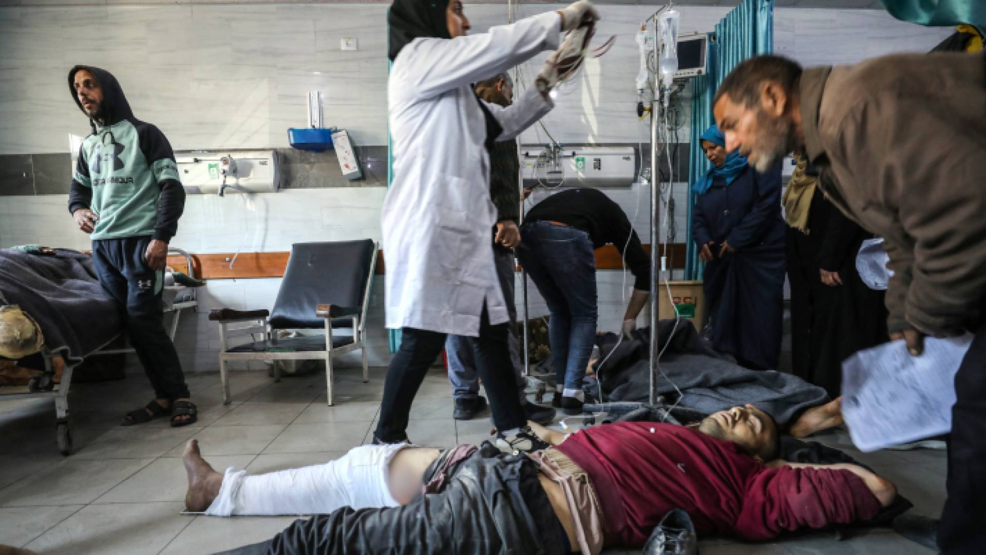 فلسطيني ملقح على الأرض ويتلقى العلاج في مستشفى كمال عدوان بعد مجزرة الرشيد في قطاع غزة