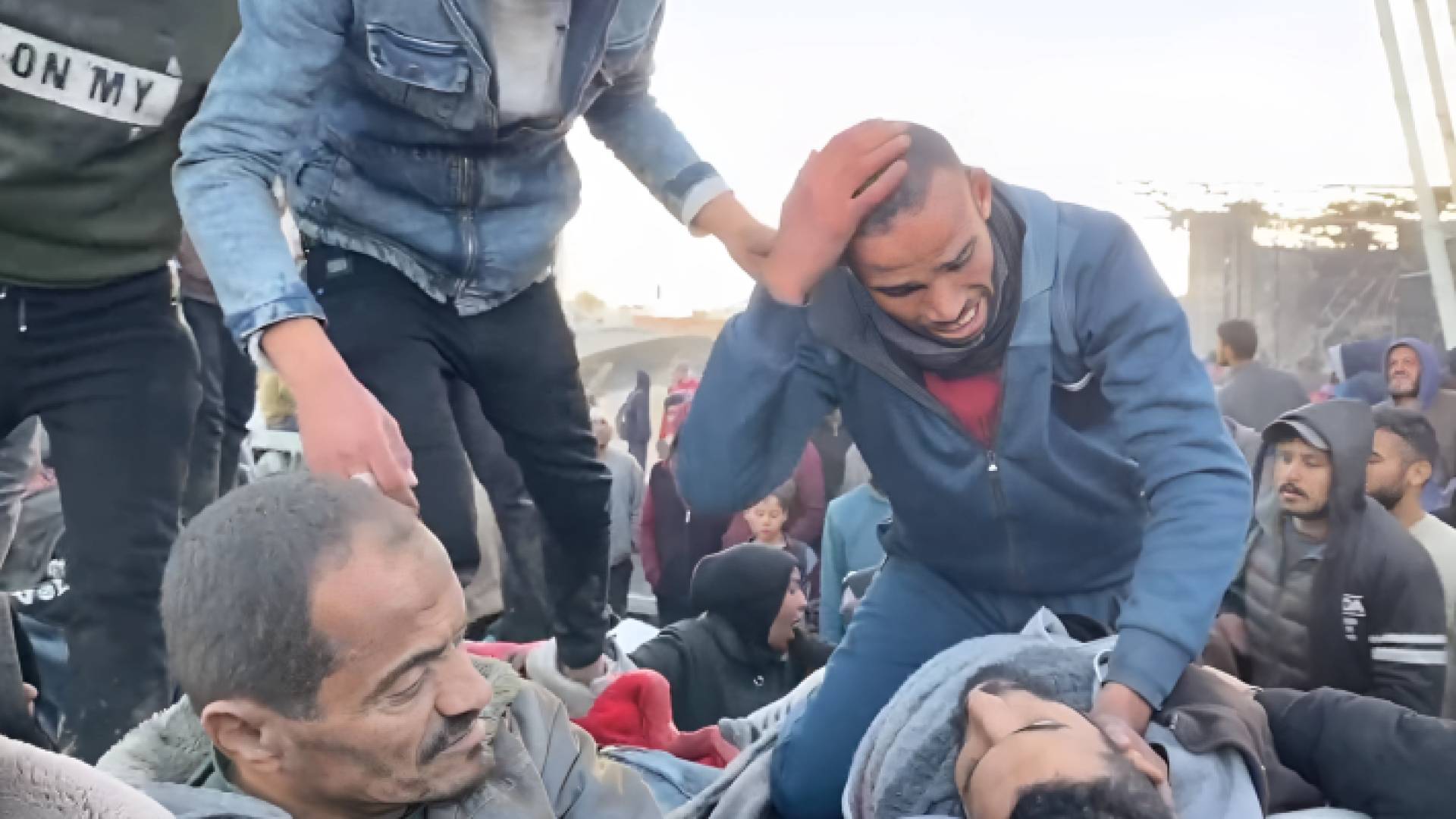 الصورة من المجزرة التي ارتكبها الاحتلال في شارع الرشيد