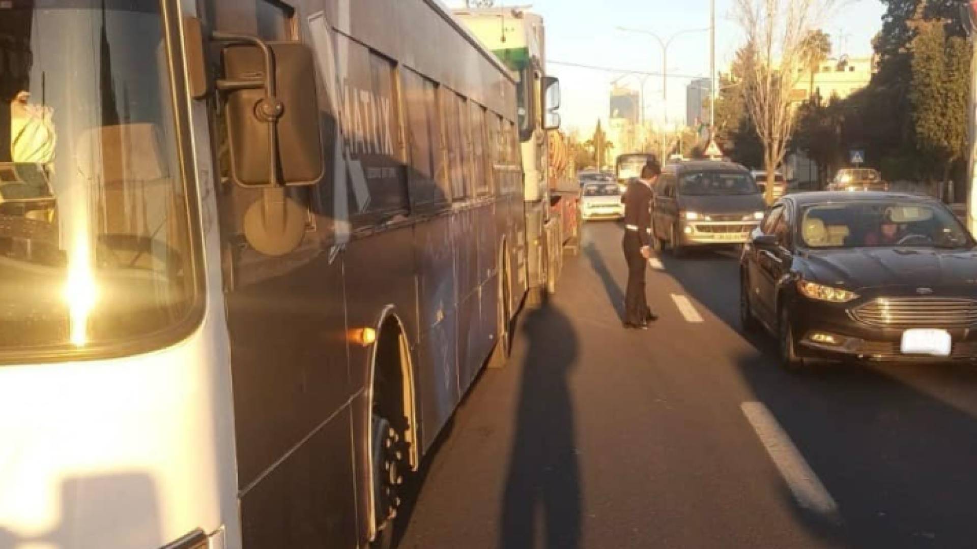 رقيب سير يعمل على تنظيم الحركة المرورية خلال تعطل الحافلة