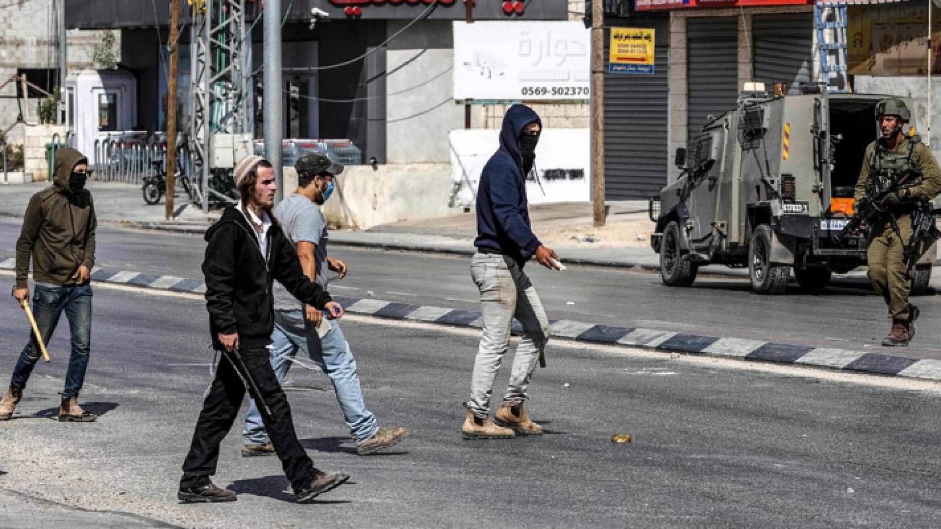 مستوطنون يعتدون على ممتلكات فلسطينيين بالضفة