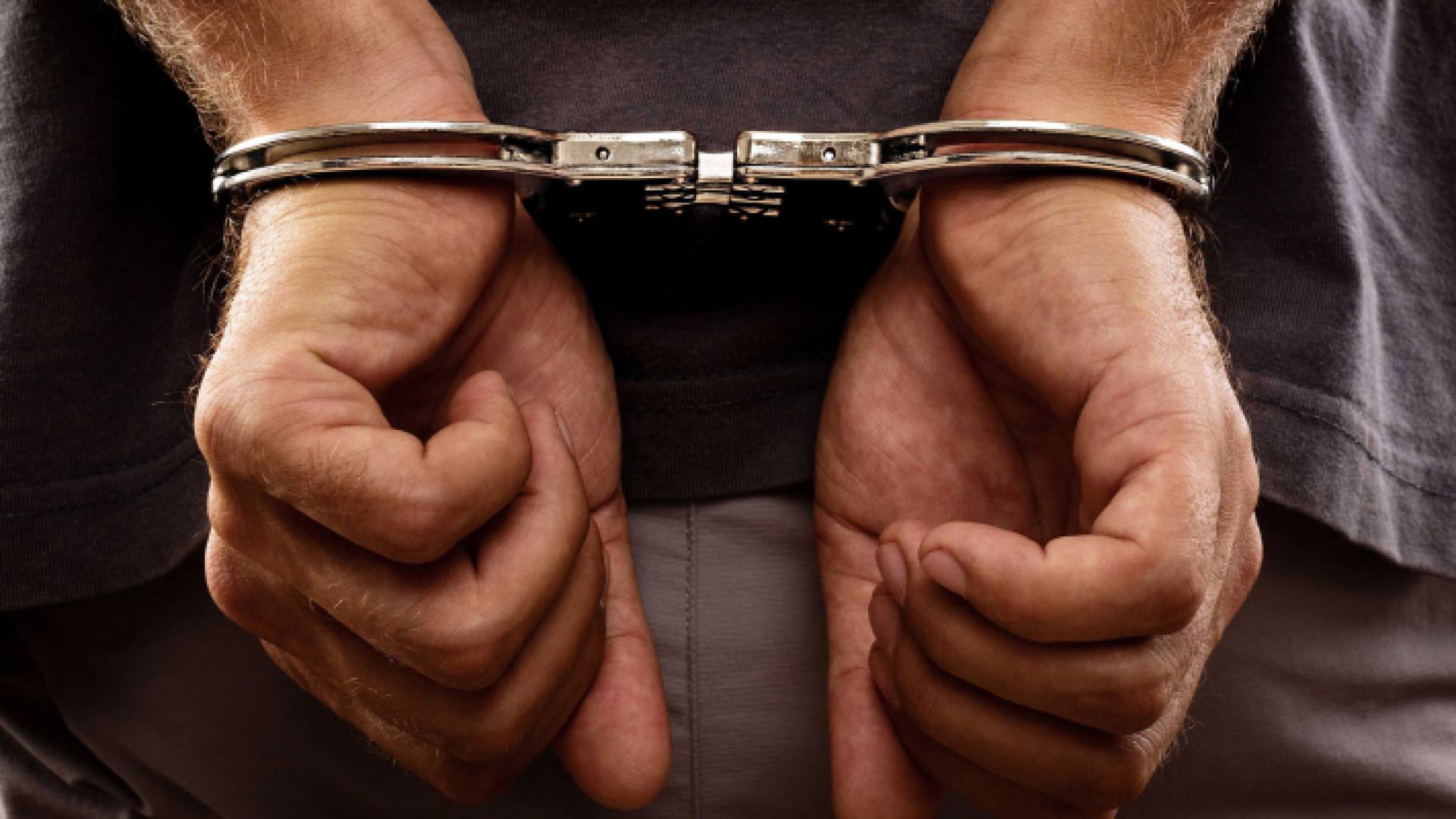 القبض على شخص