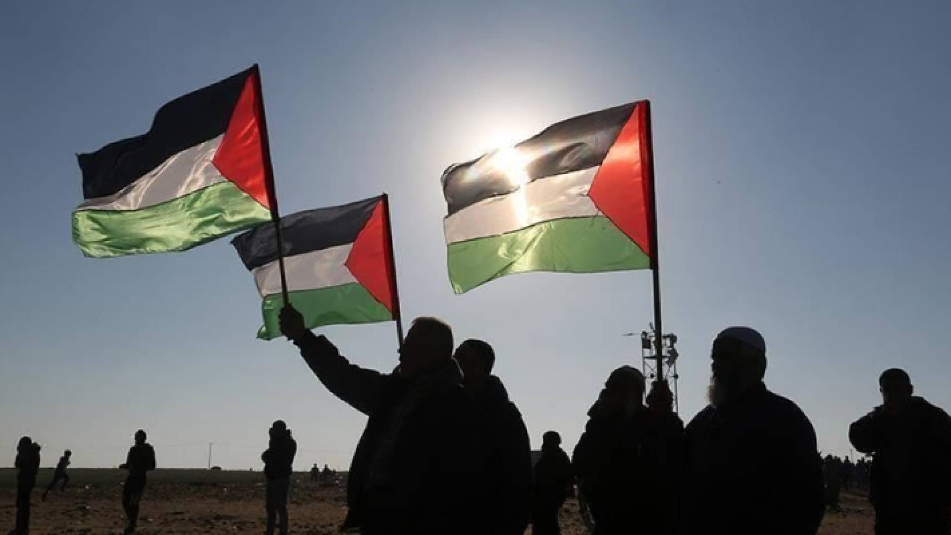 فلسطينيون يحملون علم فلسطين