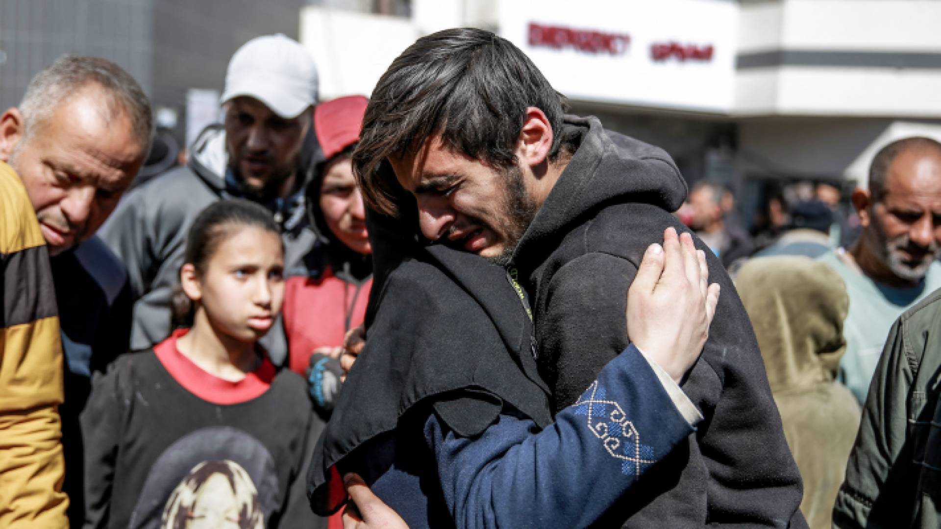 فلسطينيون يبكون شهدائهم