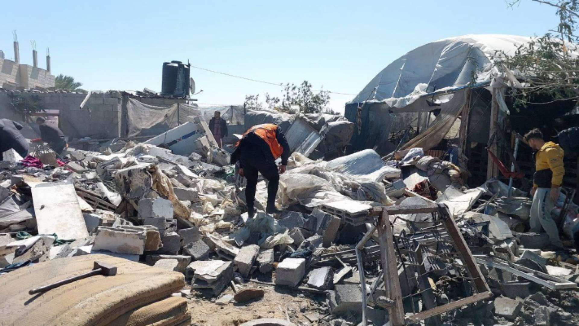 أحد عناصر الدفاع المدني الفلسطيني وهو يحاول رفع الأنقاض في قطاع غزة