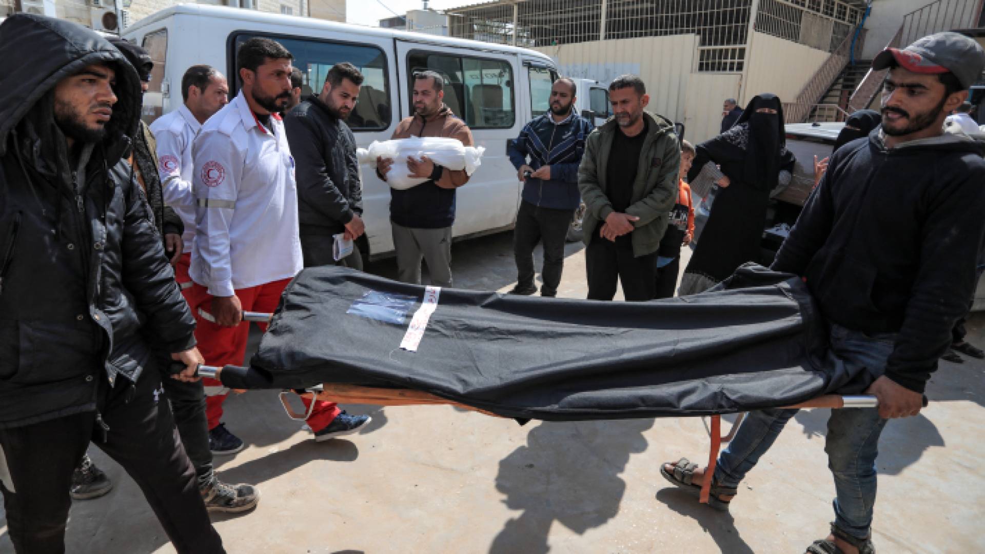 نقل شهداء وإصابات في غزة