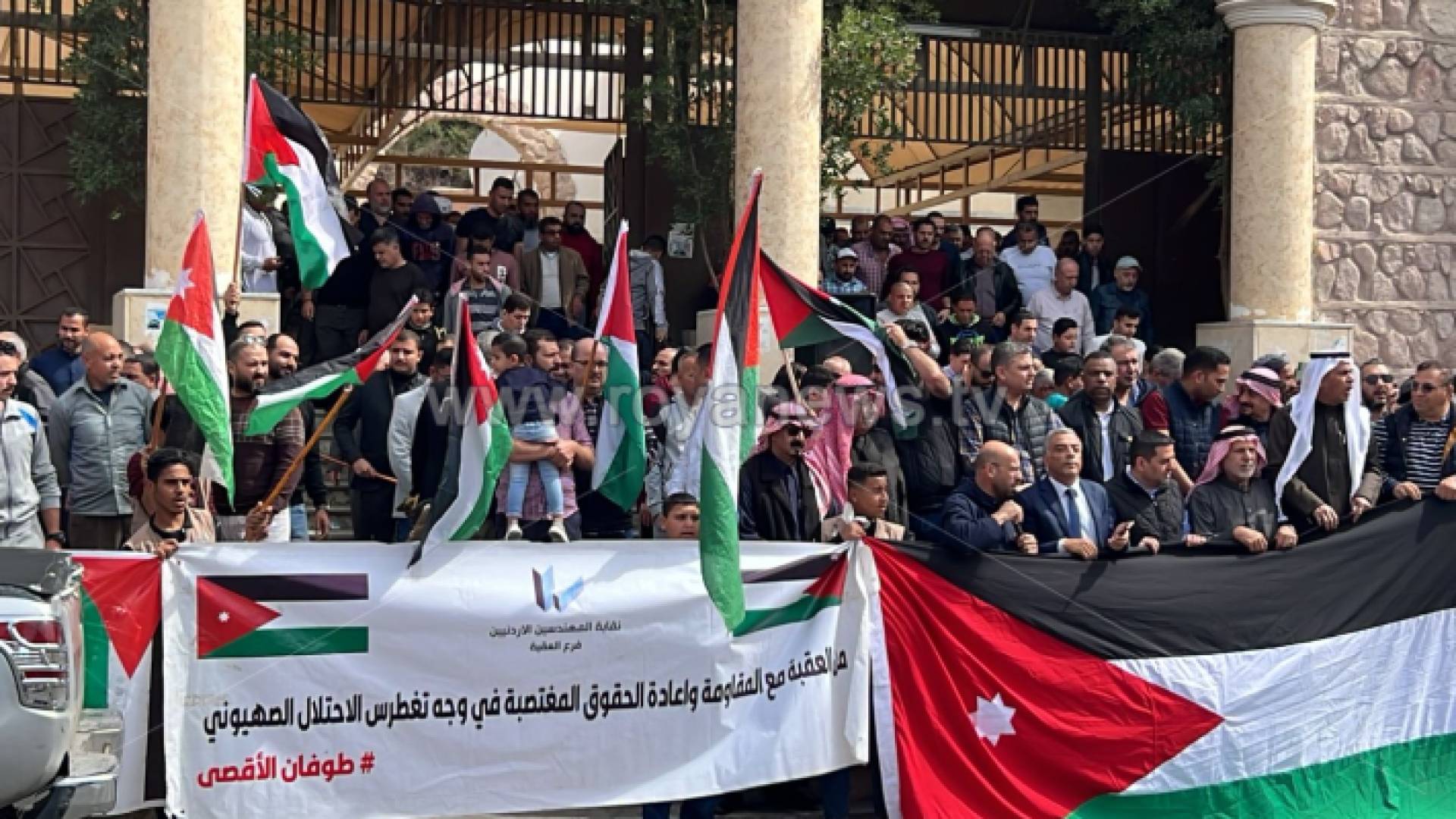 أردنيون ينفذون وقفات تنديدا بعدوان الاحتلال على غزة