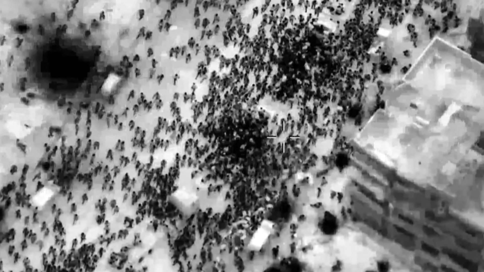 صورة ملتقطة من مقطع فيديو نشره الاحتلال الإسرائيلي للحظة تجمع فلسطينيين للحصول على المساعدات في شمال غزة