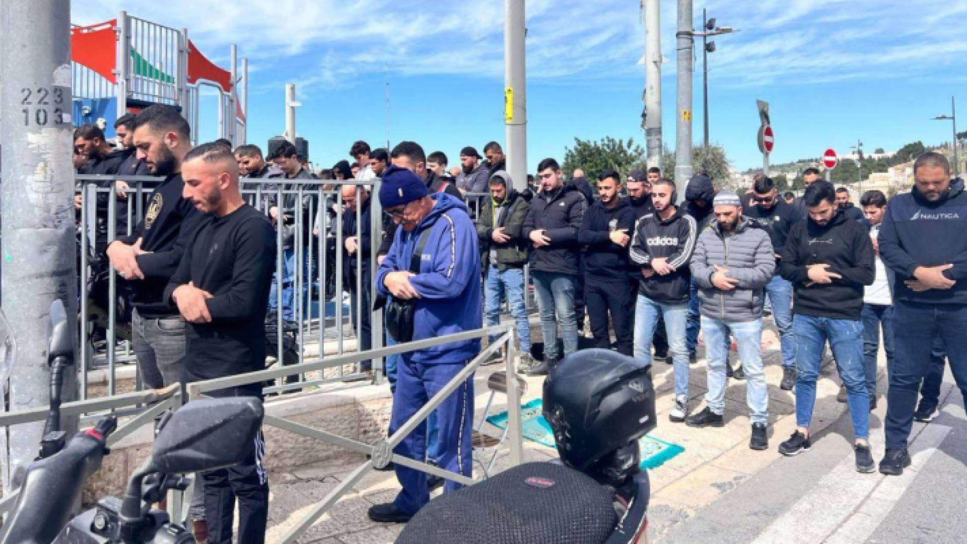 فلسطينيون يؤدون صلاة الجمعة في حي رأس العامود بالقدس المحتلة بعد عرقلة الاحتلال وصولهم إلى المسجد الأقصى