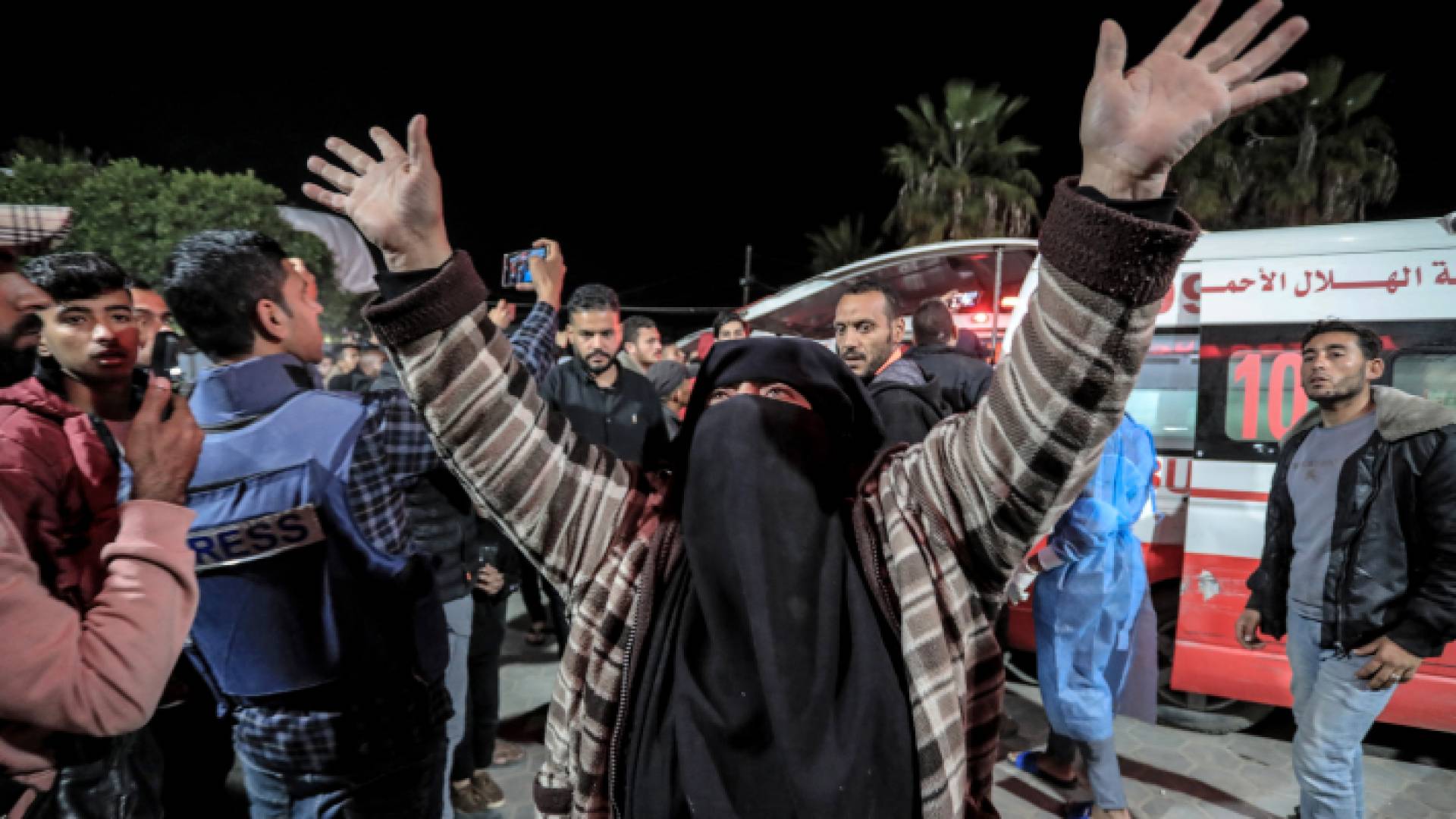 سيدة فلسطينية تناشد أمام قسم الطوارئ في مستشفى شهداء الأقصى وسط قطاع غزة