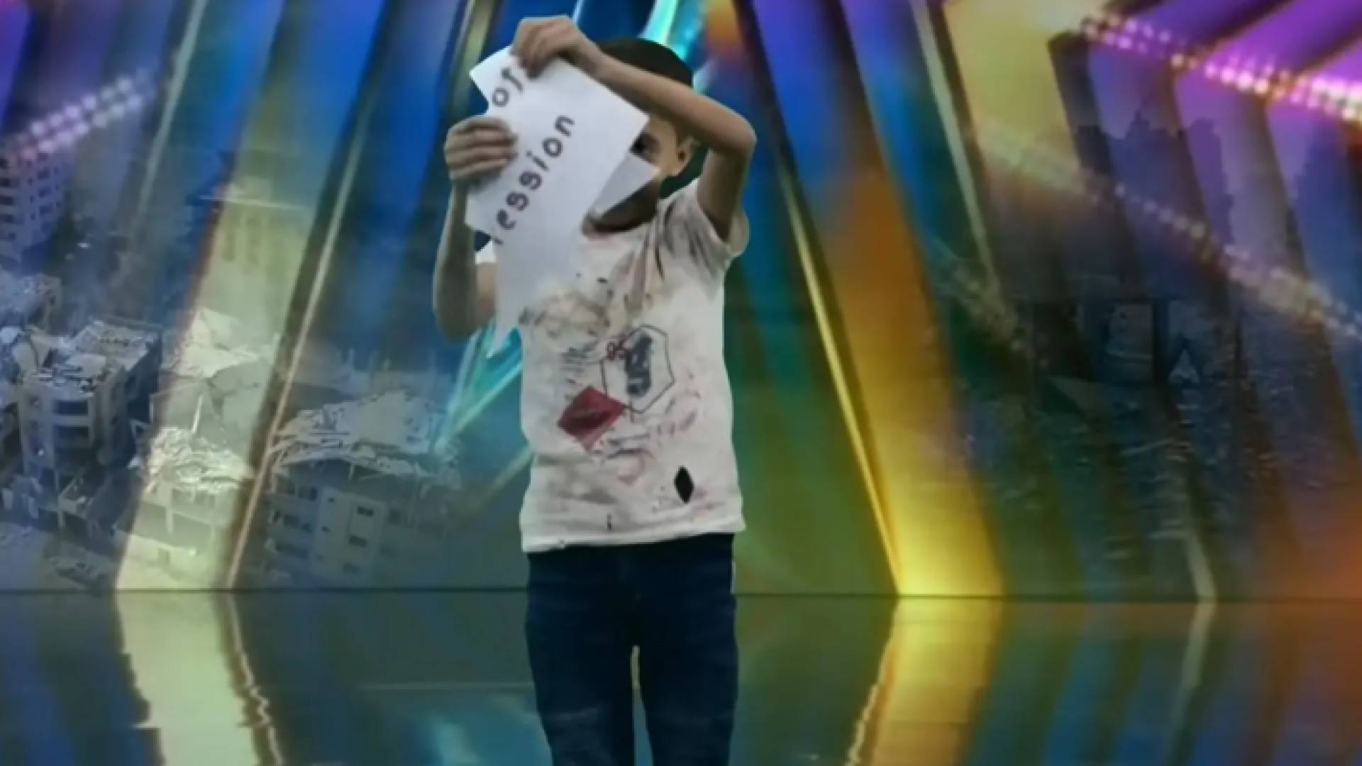 صورة ملتقطة من مقطع الفيديو المتداول وقيل إنه للفتى الفلسطيني في برنامج مواهب غربي شهير