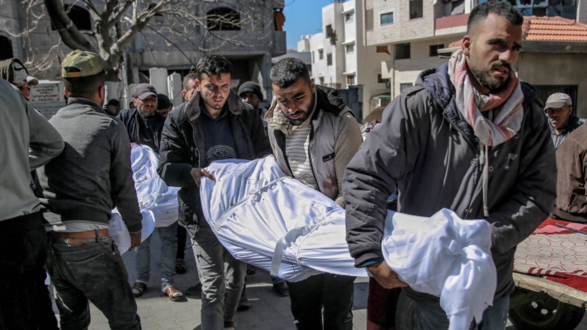 فلسطينيون يحملون أحد الشهداء