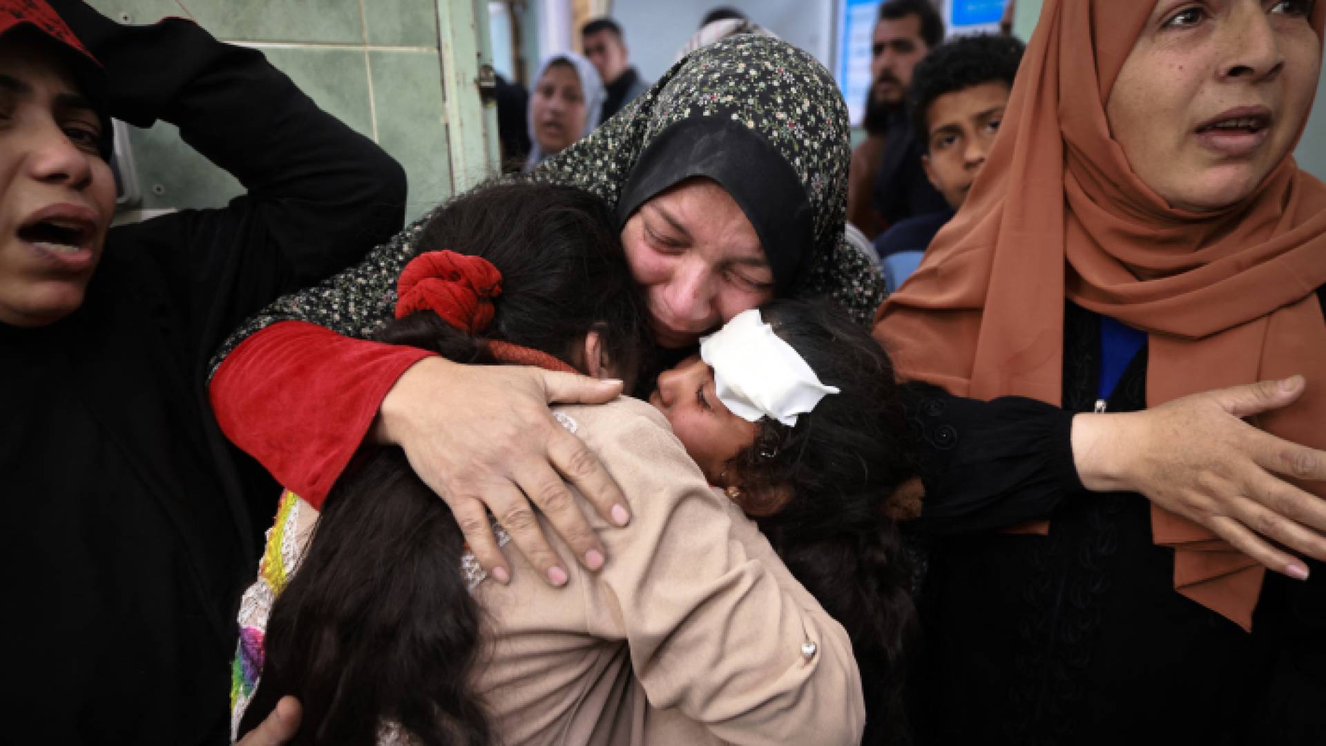 فلسطينية تبكي في إحدى مستشفيات القطاع