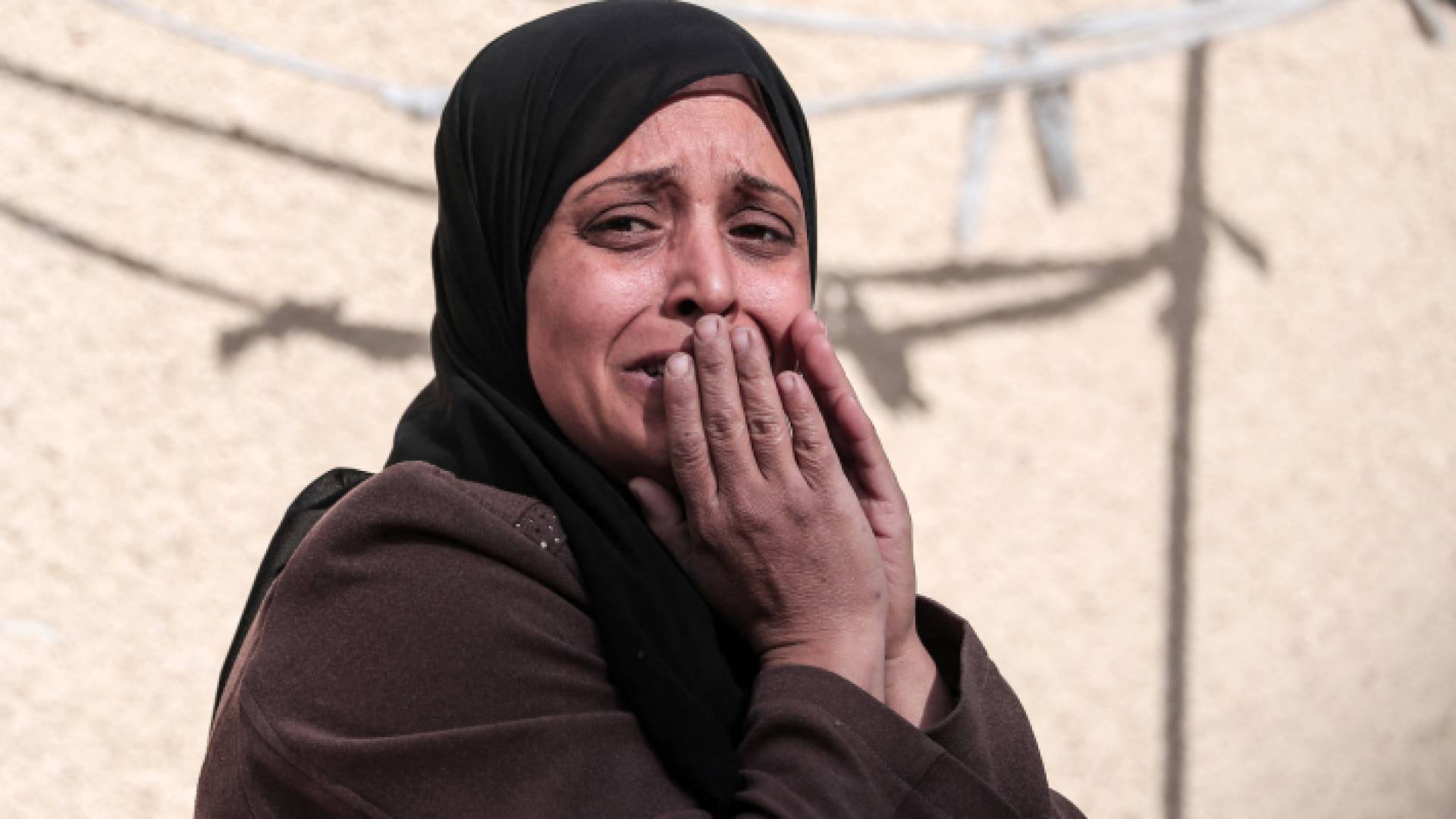 سيدة فلسطينية تبكي أحد أقاربها الذي استشهد على يد جيش الاحتلال في قطاع غزة