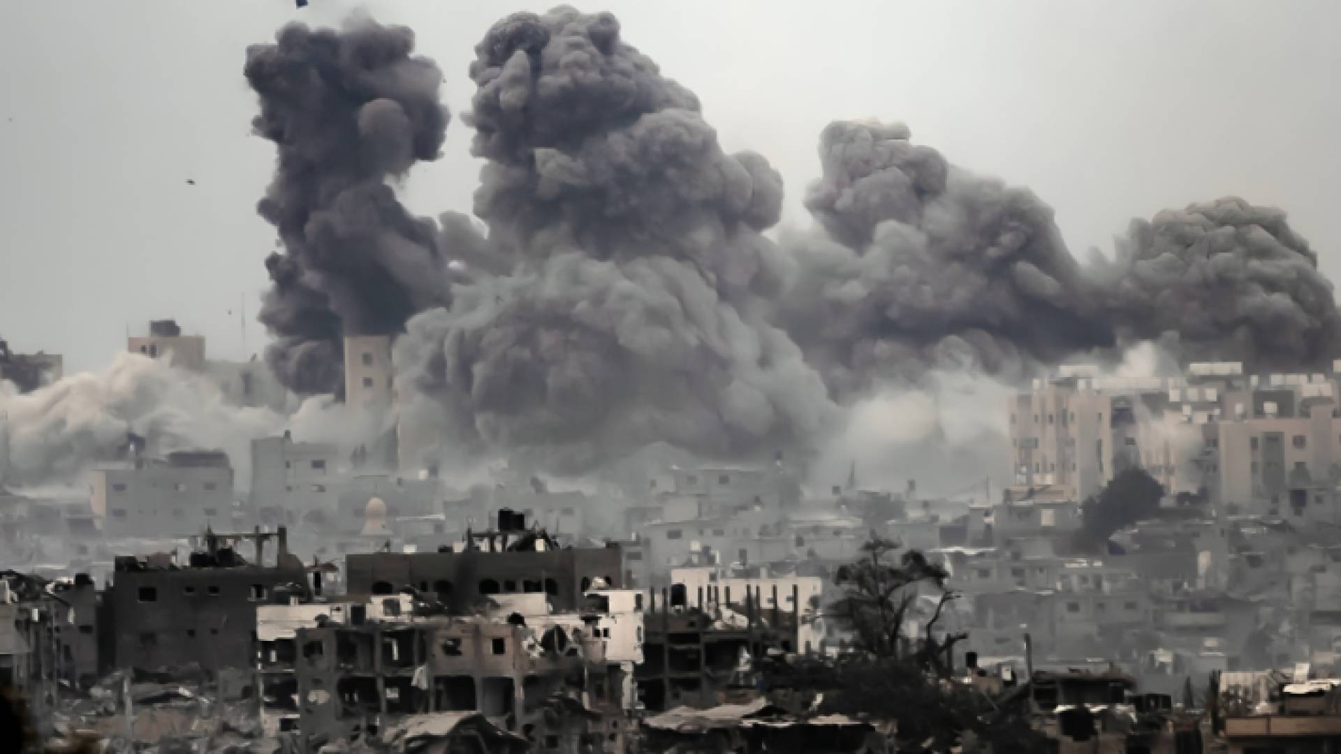 غارات عنيفة على مناطق في قطاع غزة