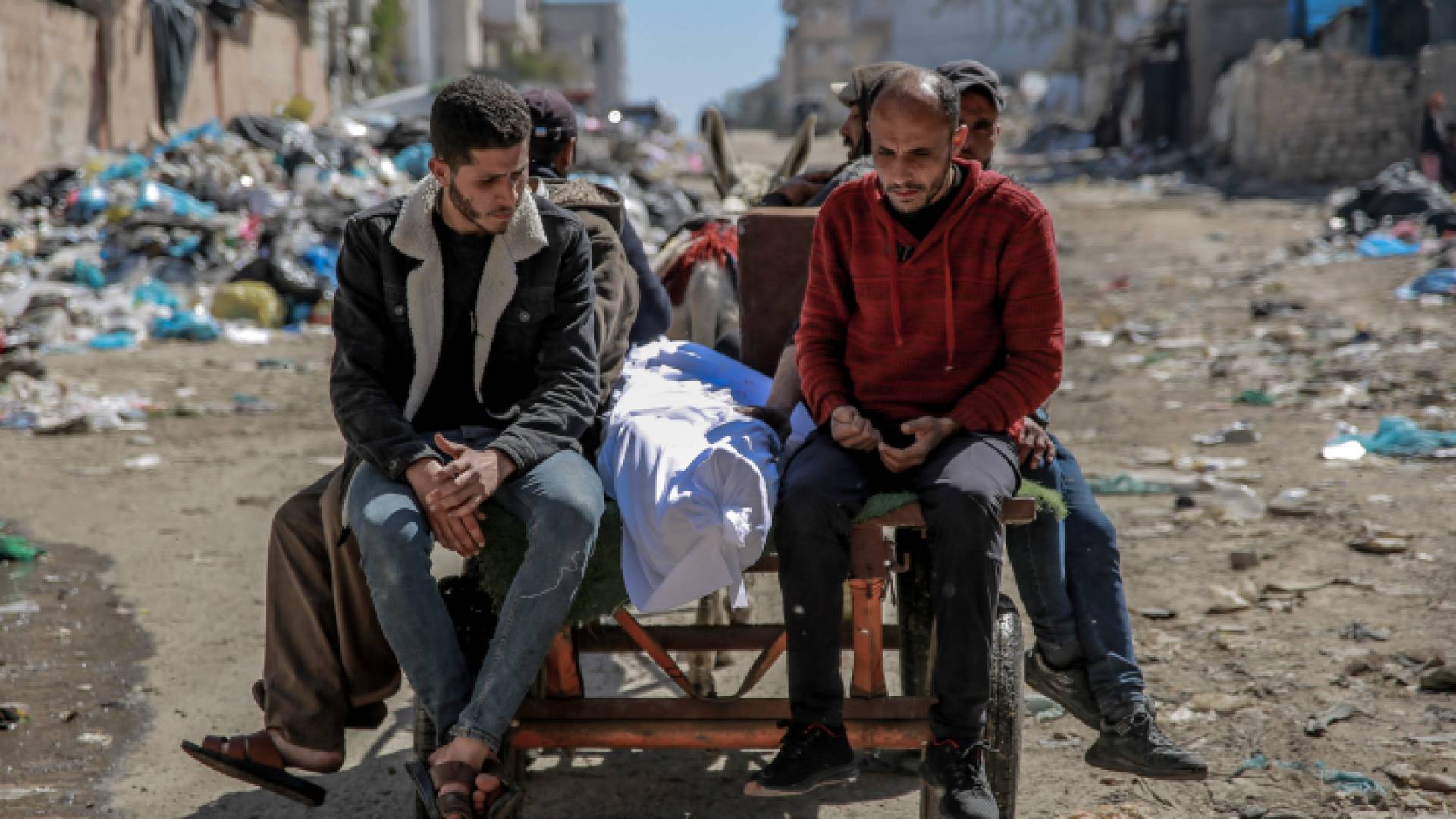 غزيون ينقلون جثمان شهيد في غزة "أ ف ب"