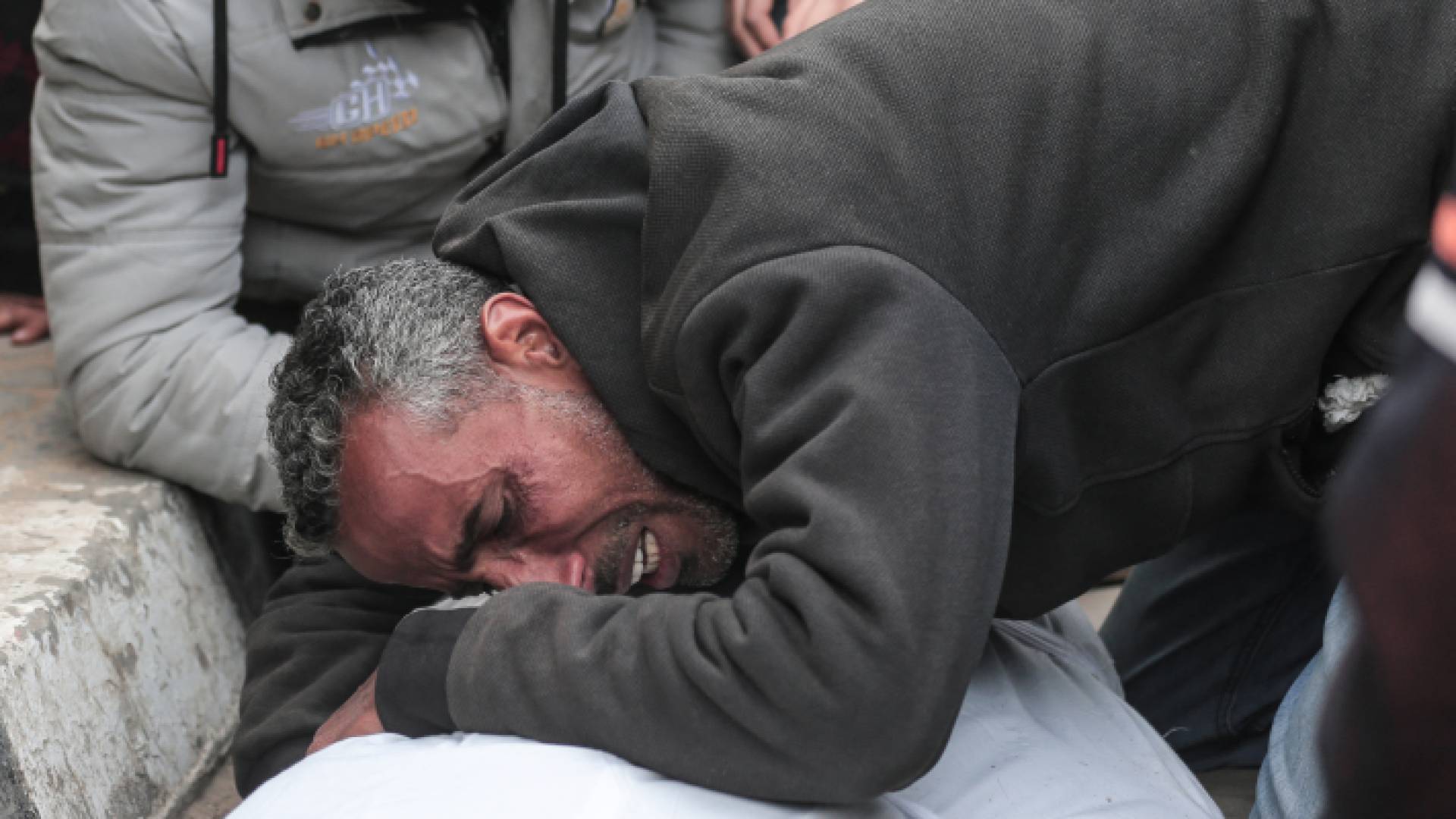 فلسطيني يبكي عائلته في غزة