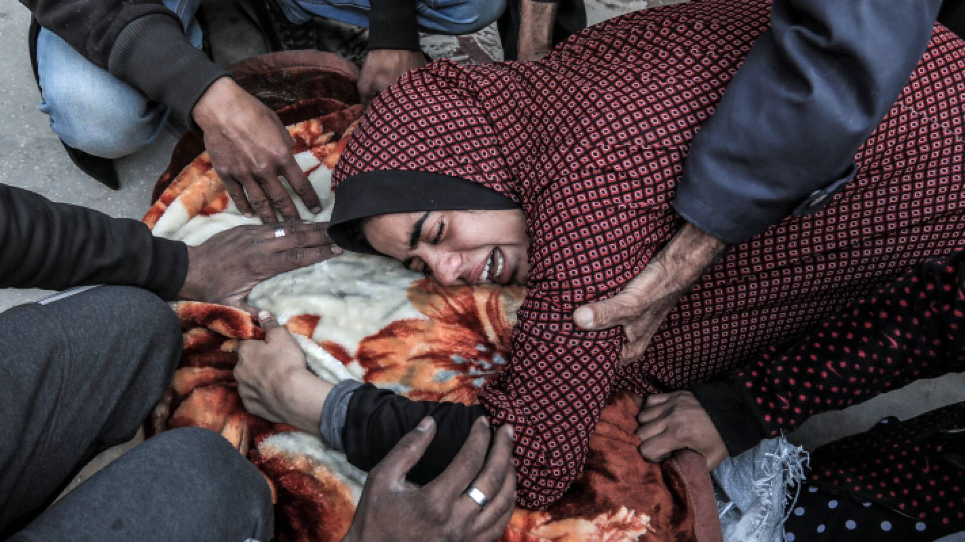 فلسطينية تبكي أحد أفراد عائلتها في دير البلح وسط القطاع