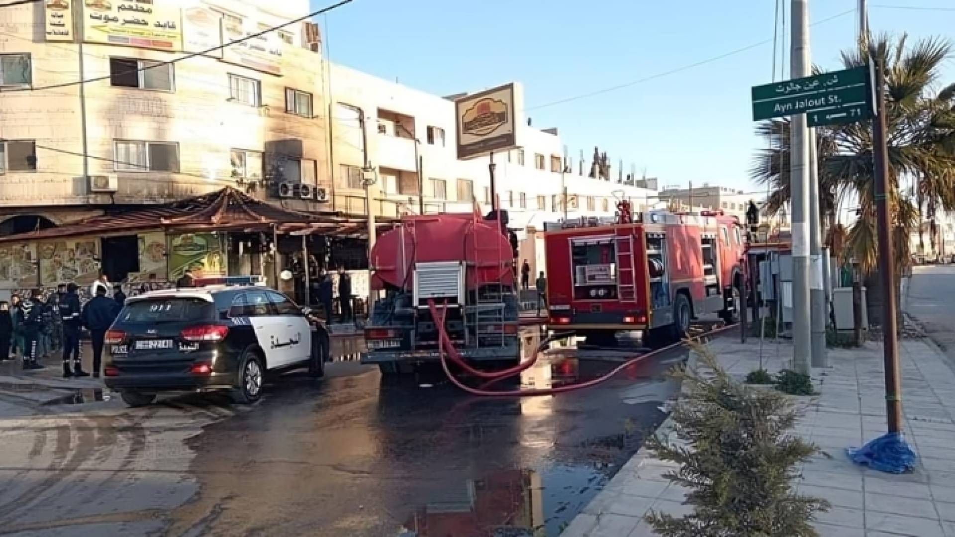 كوادر الدفاع المدني خلال تعاملها مع الحريق