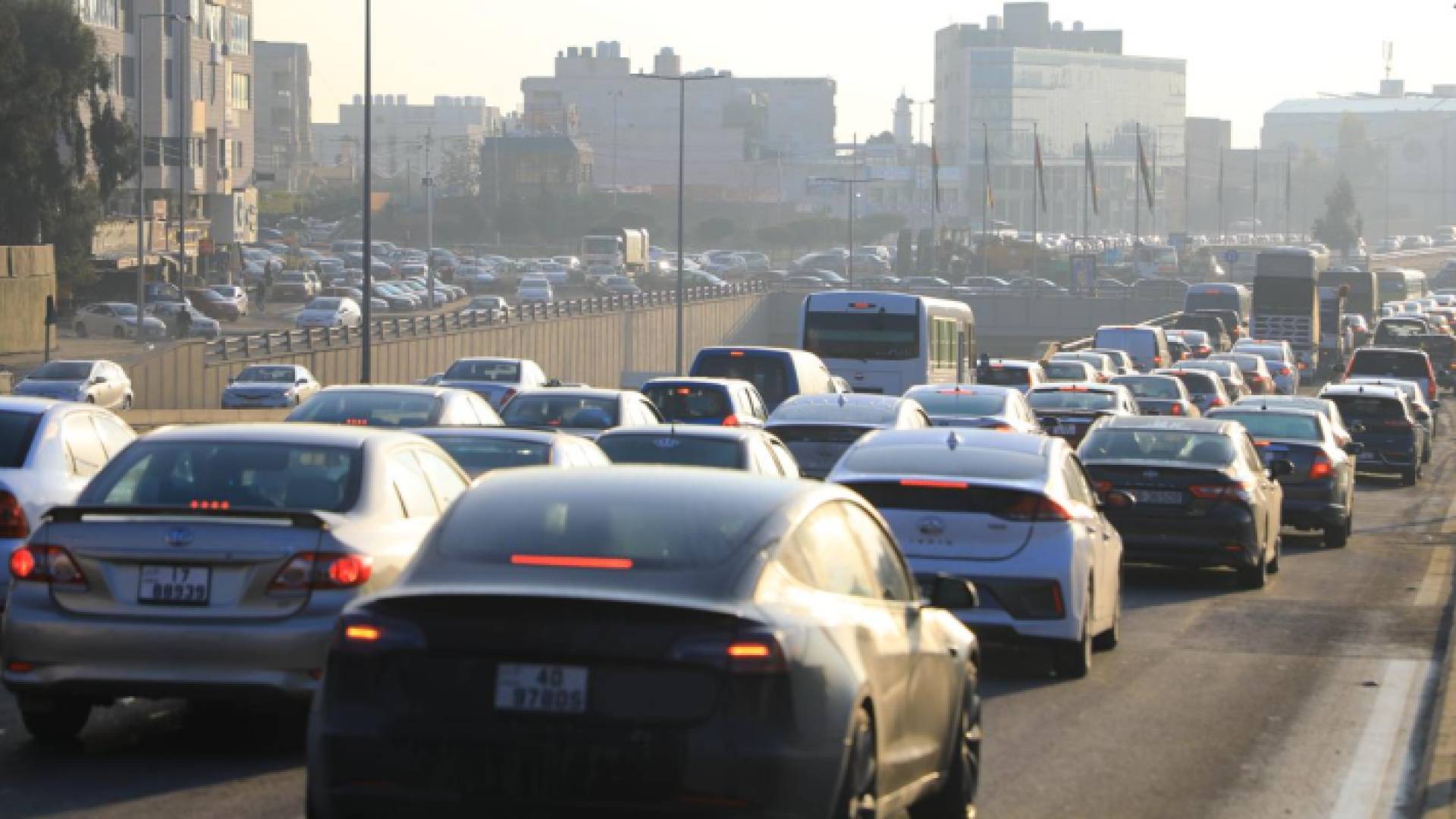 مركبات عند دوار المشاغل بالعاصمة عمان - أرشيف