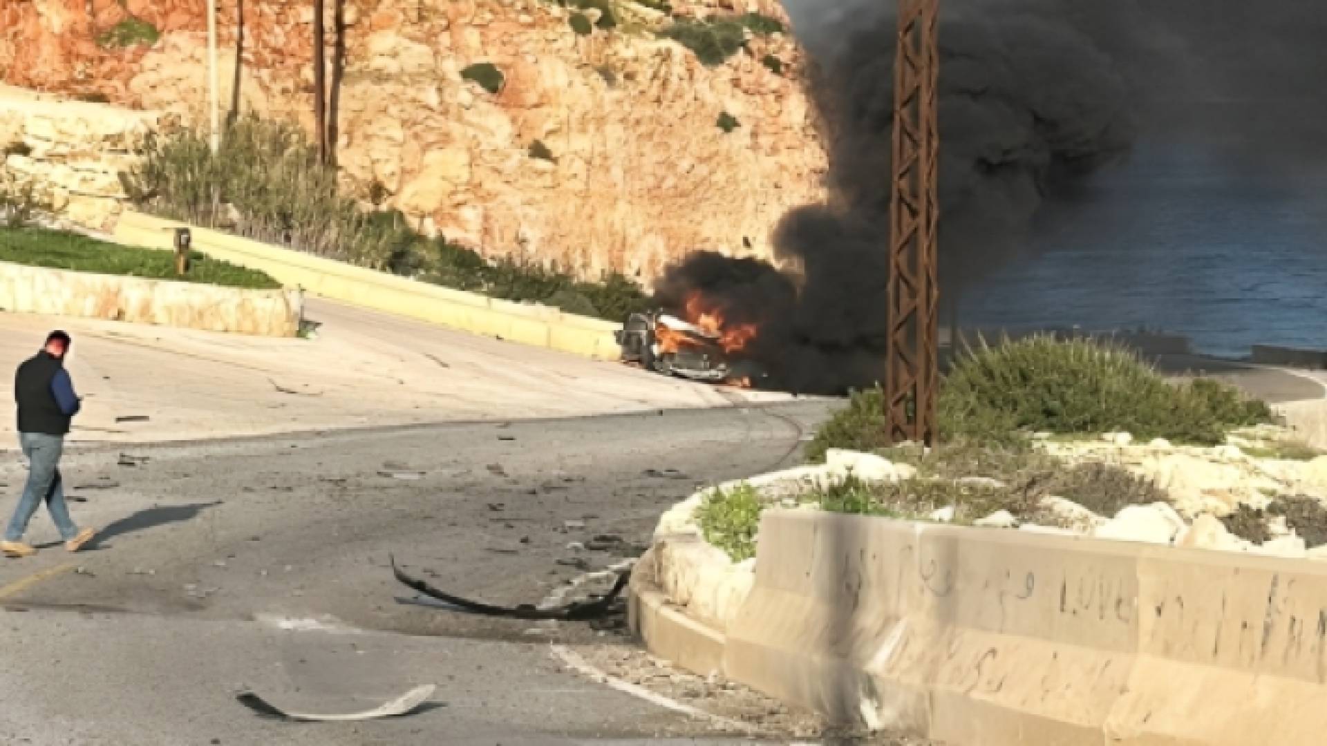 اشتعال النيران في السيارة إثر استهدافها بصاروخ في الناقورة