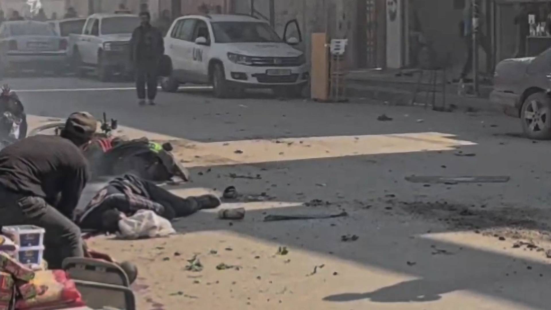 مشاهد من المجزرة في محيط المستشفى الإماراتي