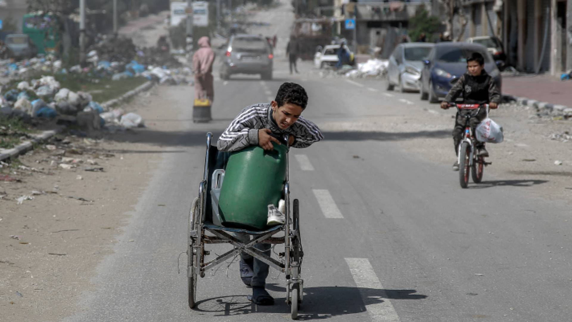 طفل فلسطيني جركن ماء