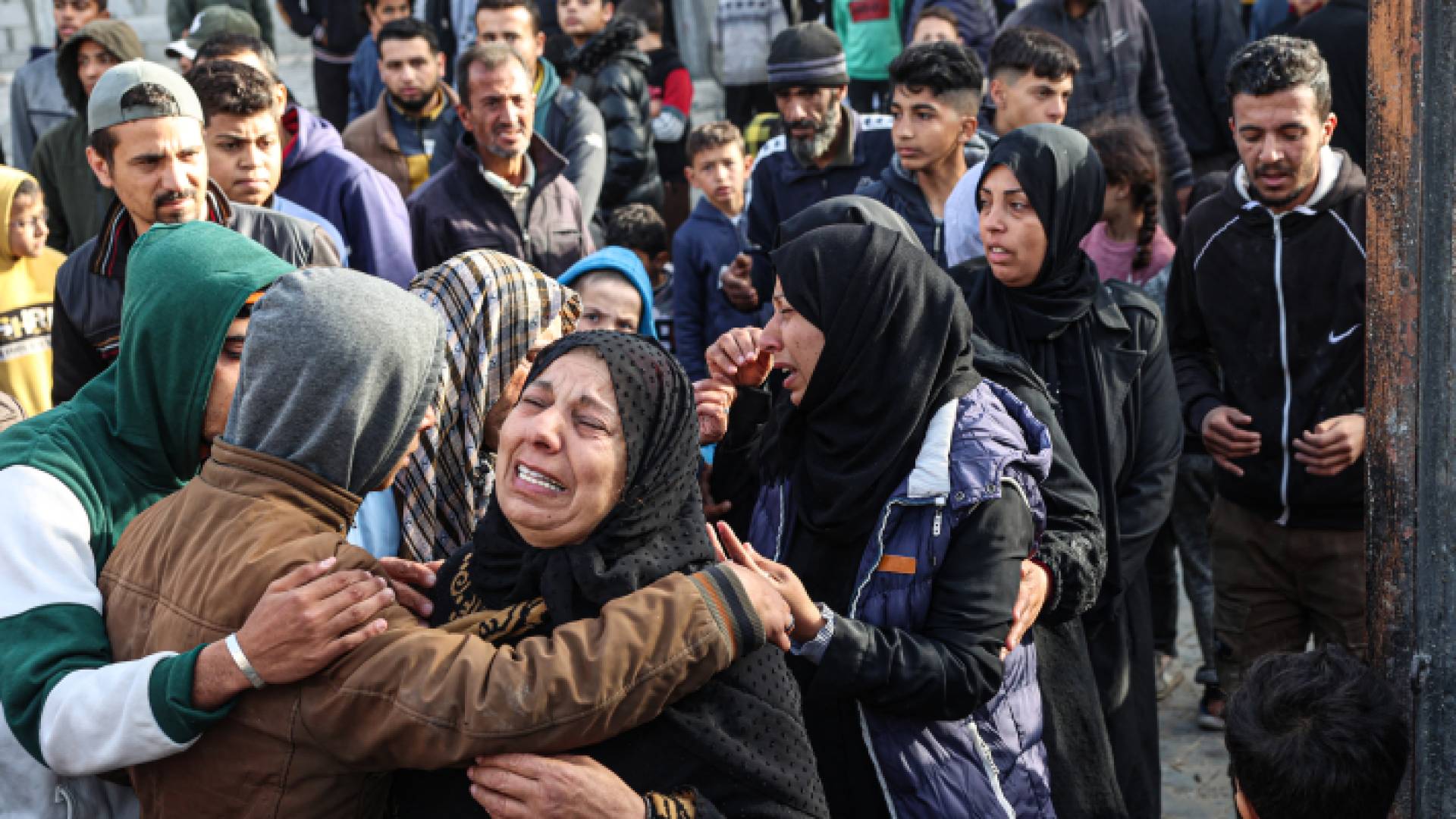 نساء يبيكين بعد استهداف الاحتلال لمنزلهم في غارة برفح