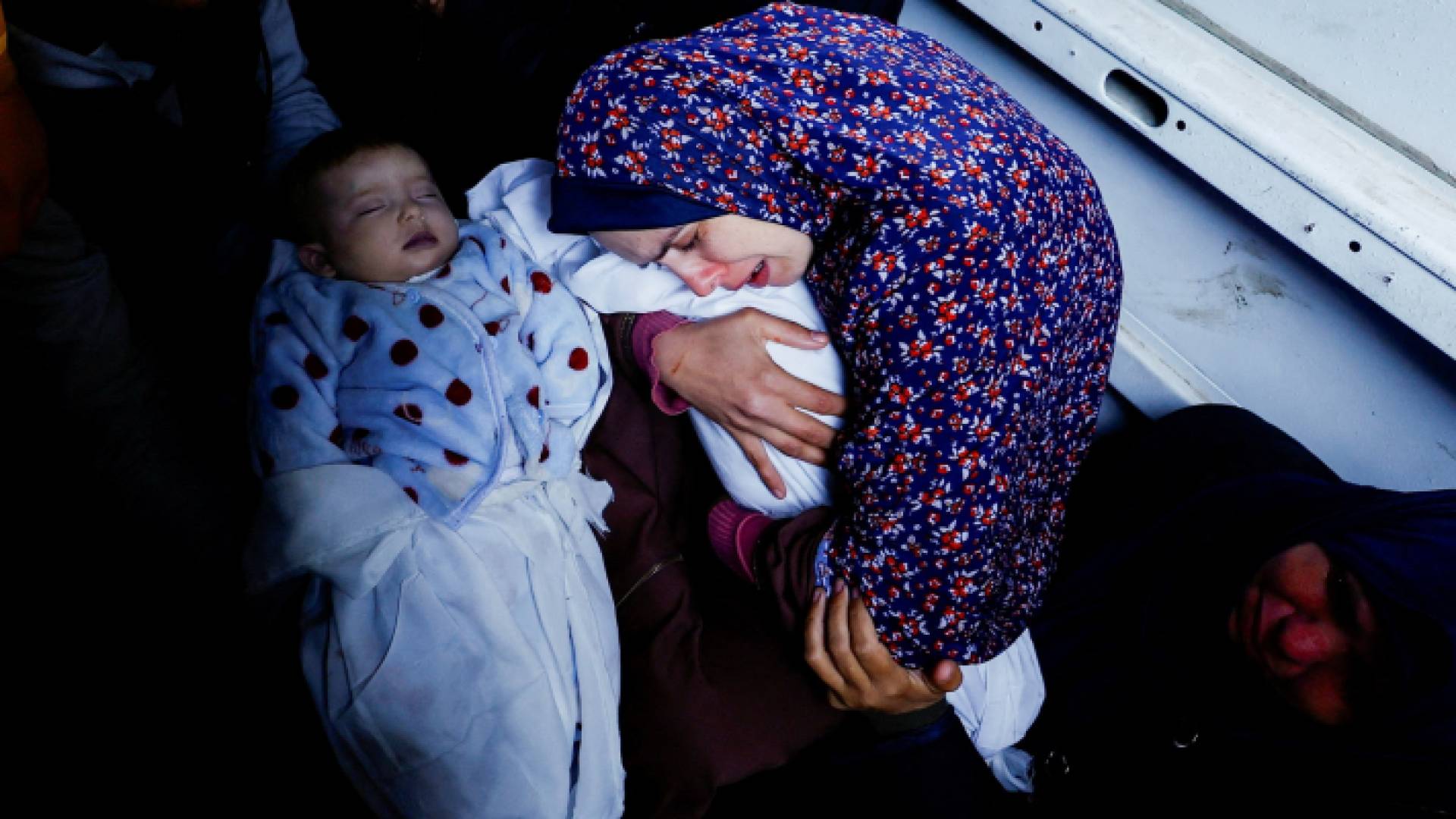 أم التوأم وسام ونعيم أبو عنزة تودعهم بعد استشهادهم بقصف الاحتلال