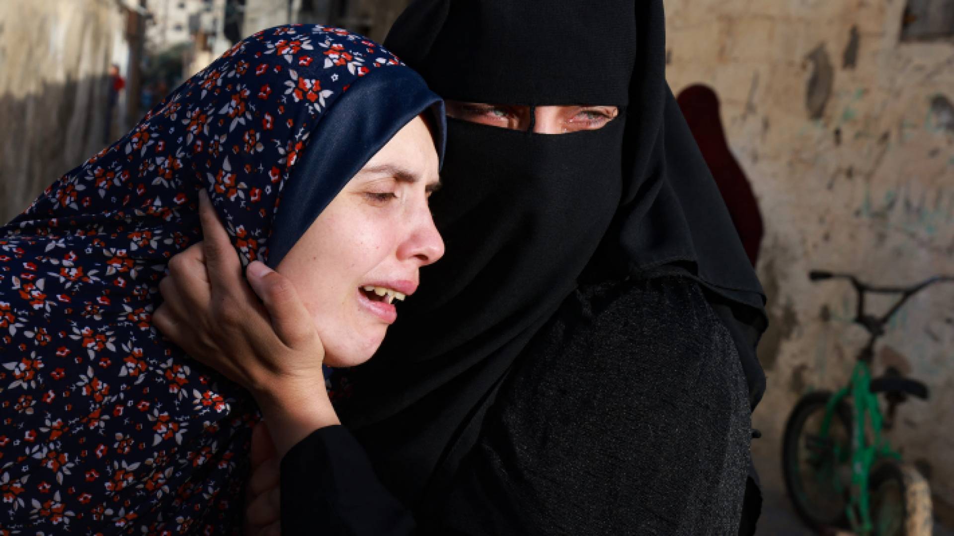 فلسطينية تبكي فقدان صغارها "أ ف ب"