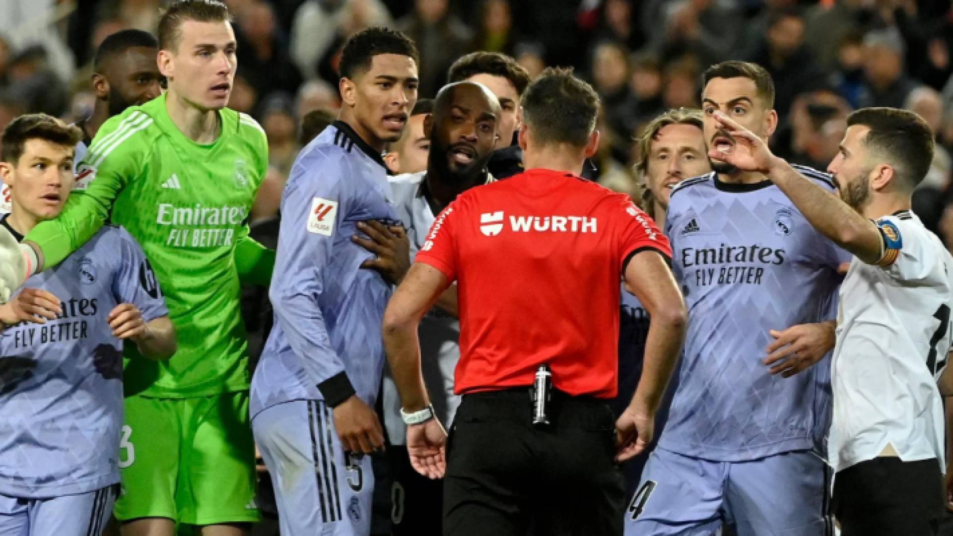 لاعبو ريال مدريد مع الحكم خيل مانزانو