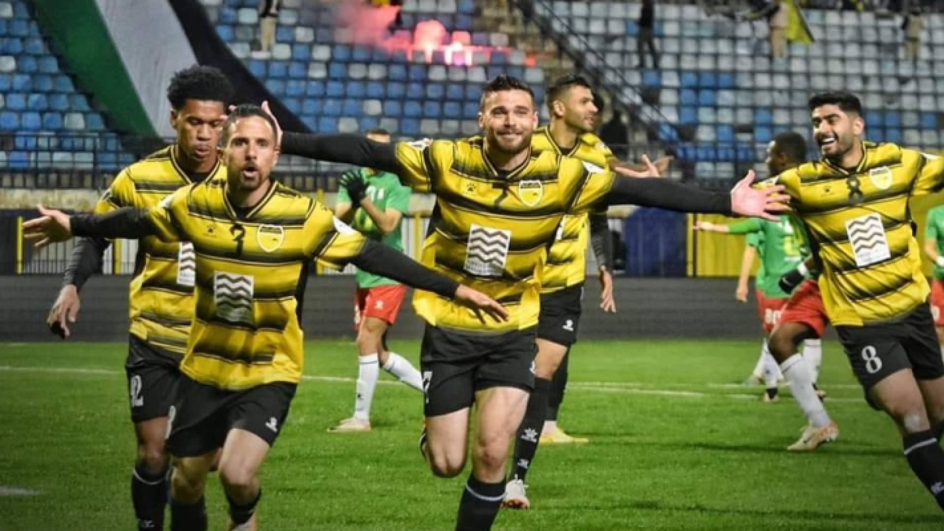 لاعبو الحسين يحتفلون بهدف سابق