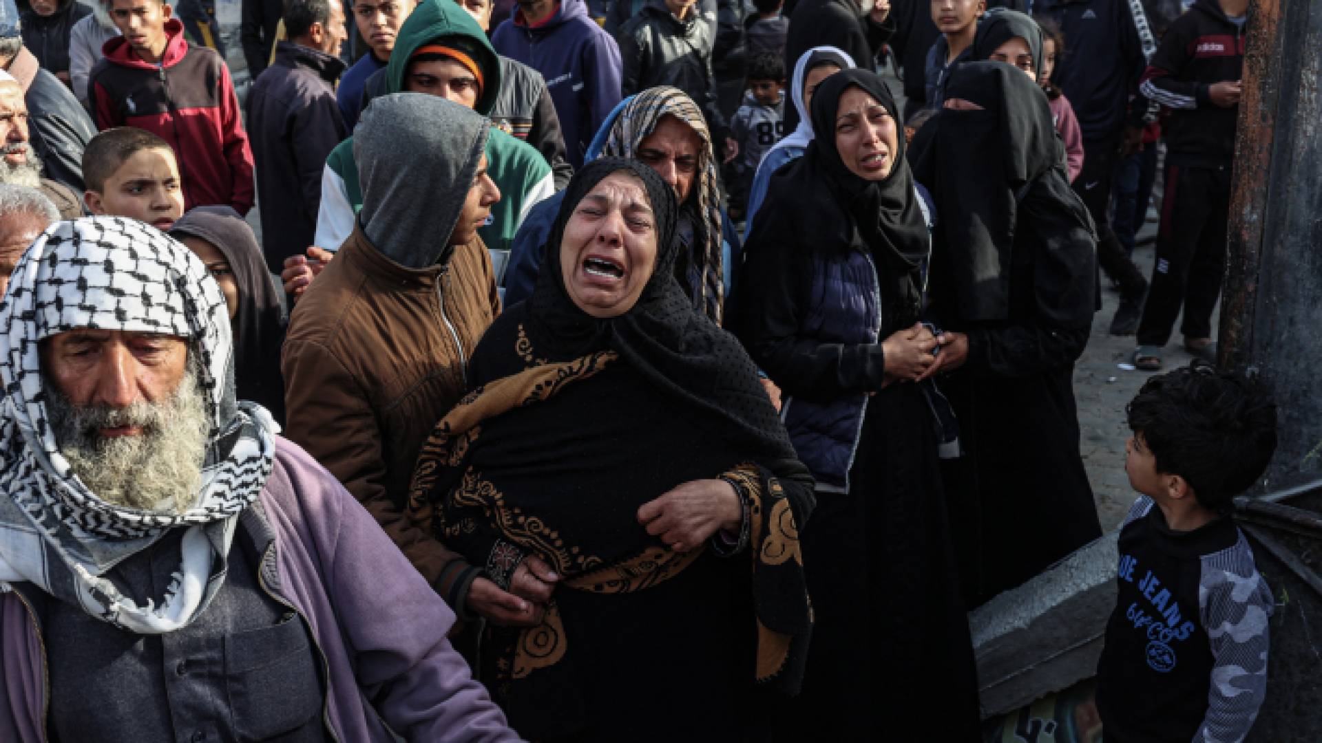 فلسطينية تبكي عائلتها في غزة