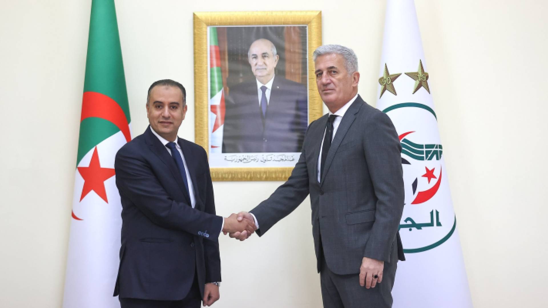 من توقيع العقود