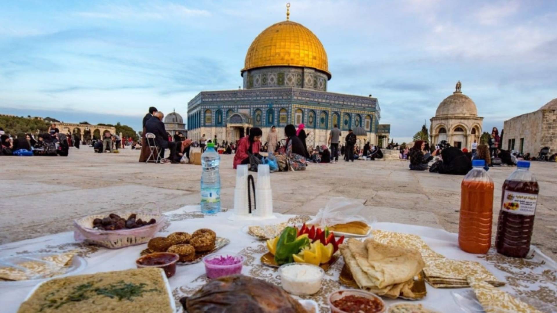 إفطار مرابطين في المسجد الأقصى خلال شهر رمضان - أرشيفية