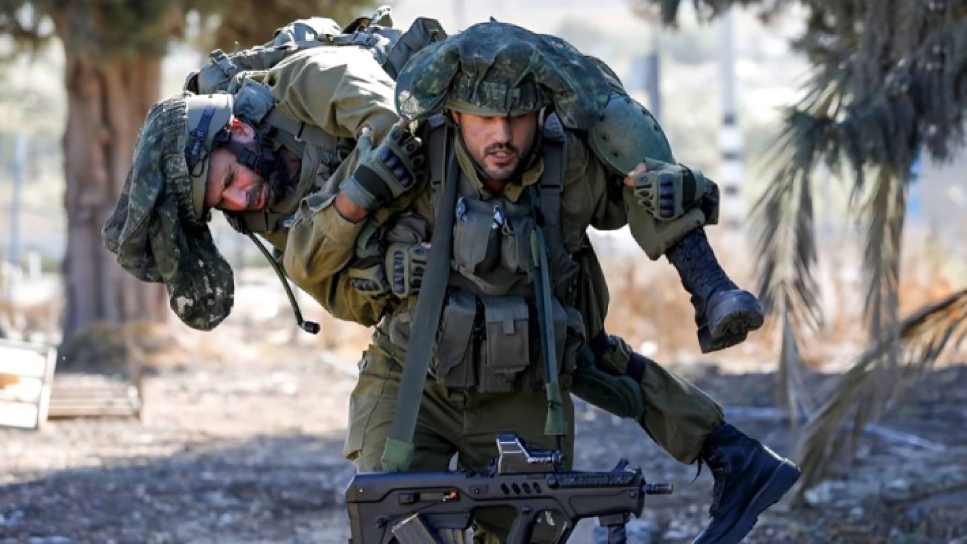 جندي من جيش الاحتلال يحمل آخر مصاب