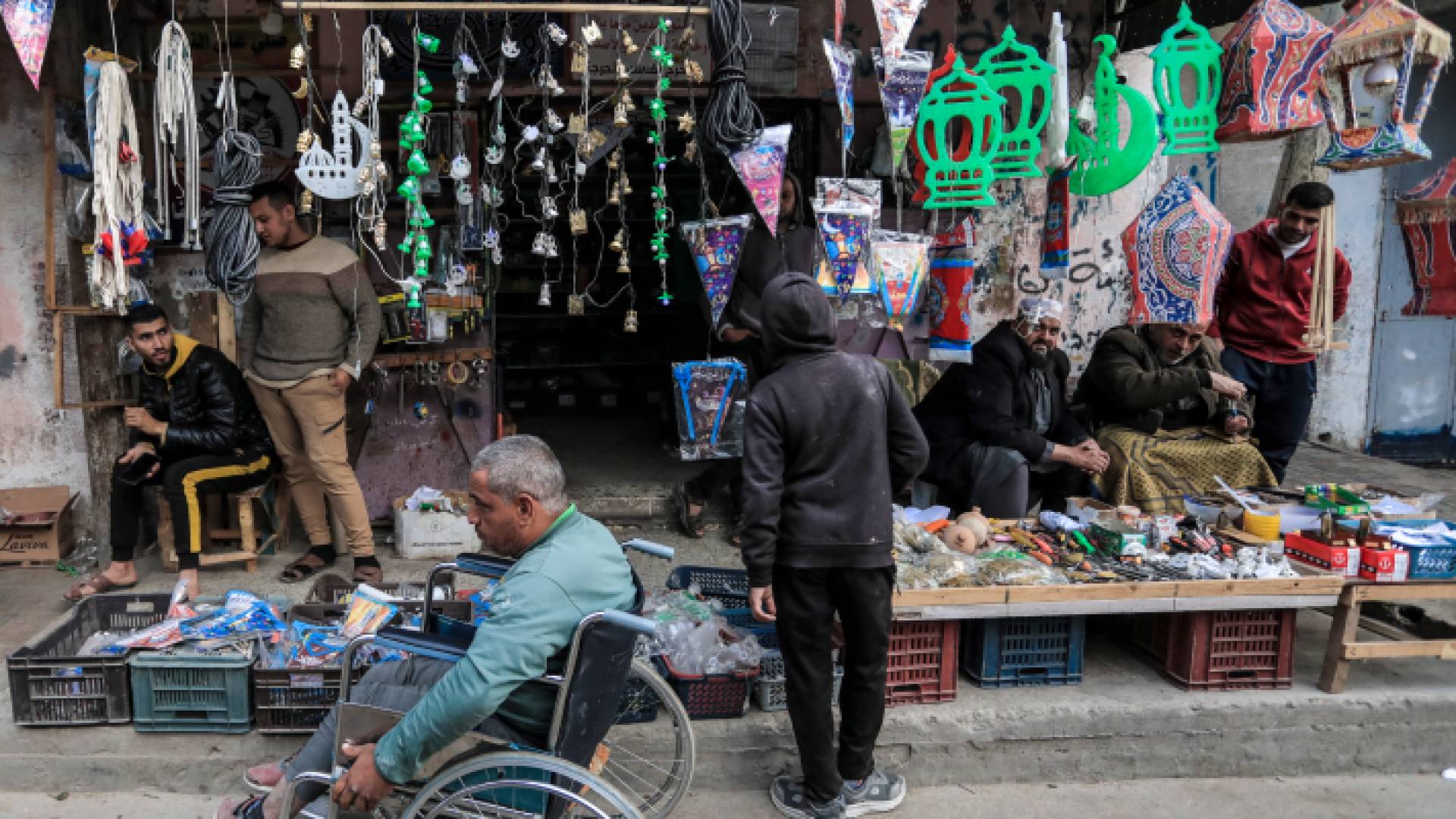 فلسطينيون في قطاع غزة يستعدون لاستقبال شهر رمضان بالوينة الرمضانية