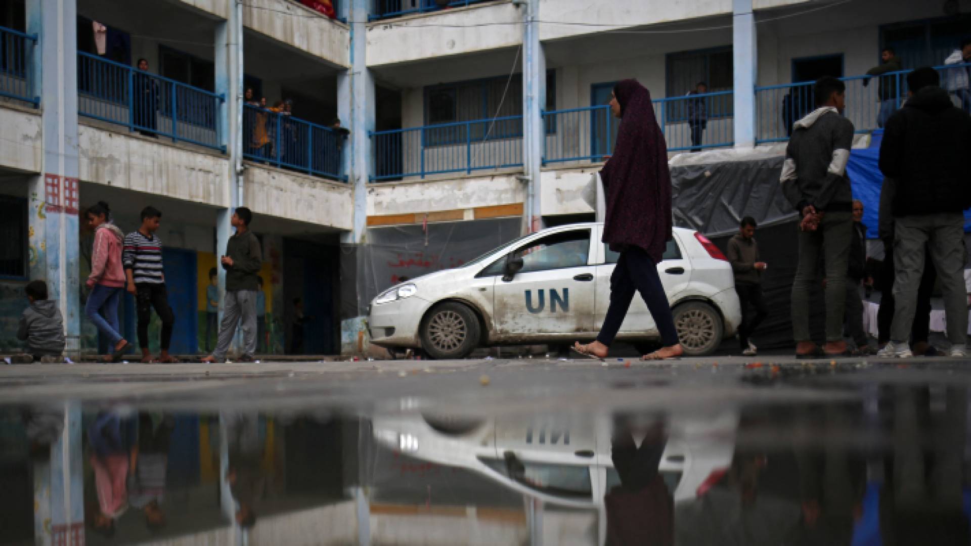 نازحون فلسطينيون يحتمون في مدرسة تديرها وكالة الأمم المتحدة لإغاثة وتشغيل اللاجئين الفلسطينيين