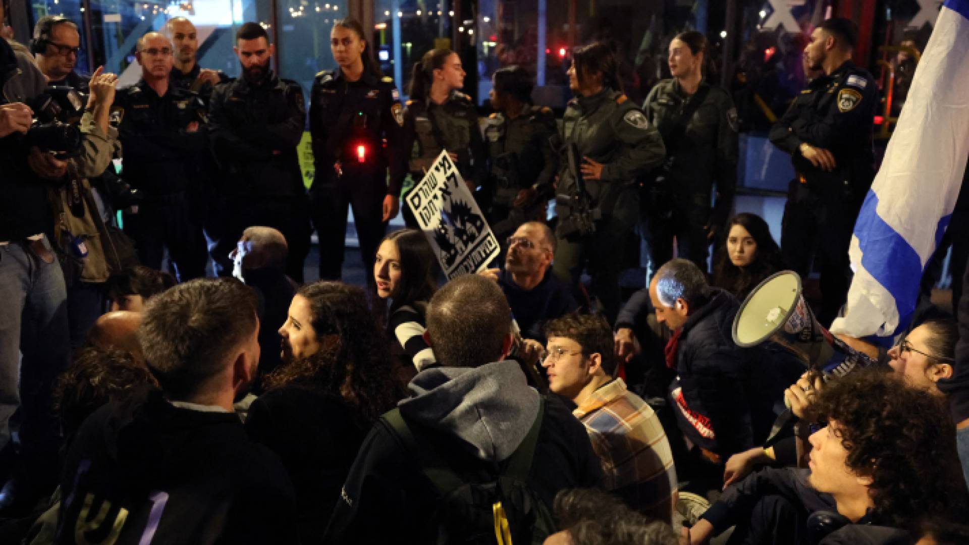 عائلات محتجزين في شوارع تل أبيب