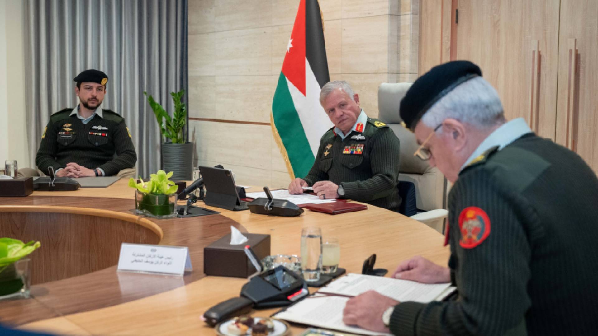 القائد الأعلى للقوات المسلحة يرافقه ولي العهد، يزور القيادة العامة للقوات المسلحة