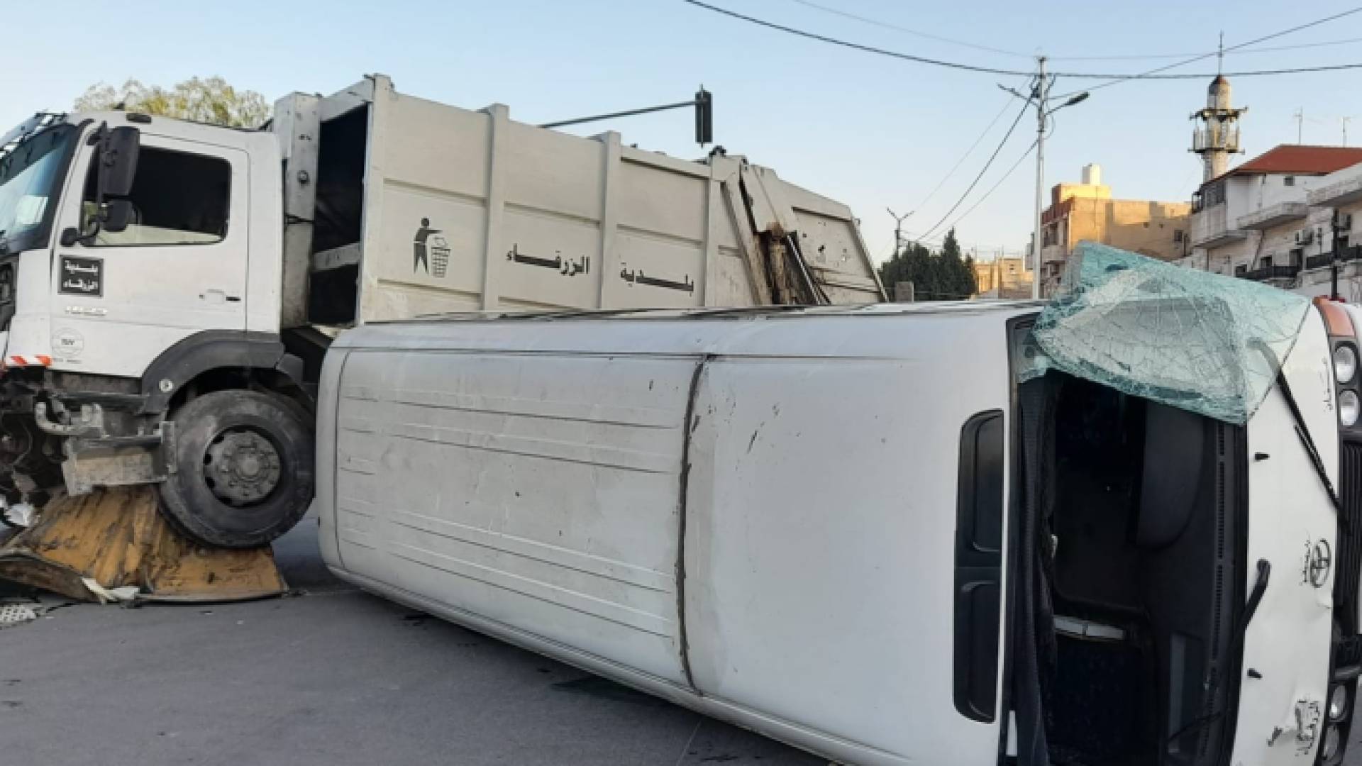 تدهور ضاغطة نفايات واصطدامها بحافلة وعدة مركبات