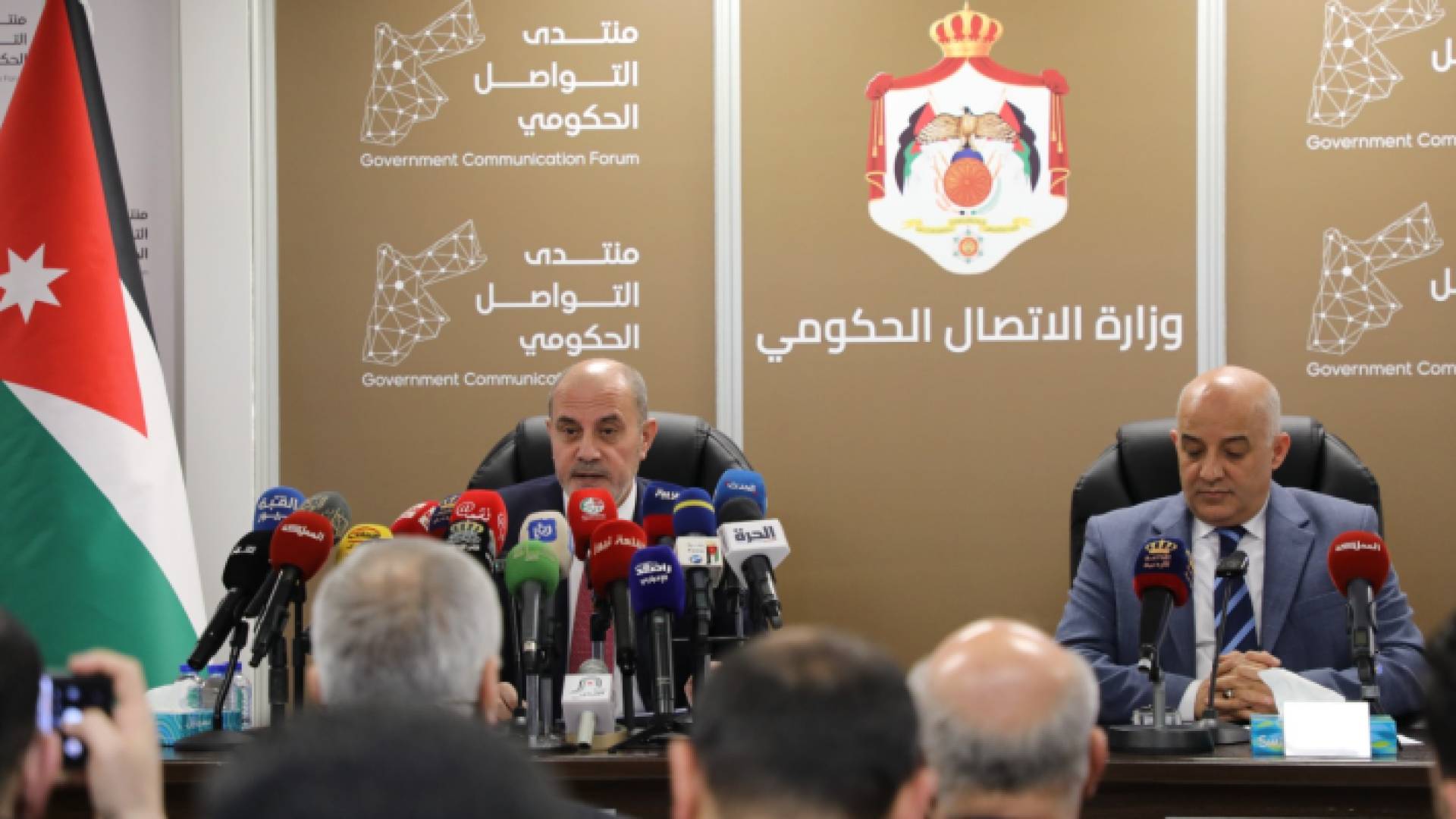 وزيرا الاتصال والتواصل الحكومي مهند المبيضين والصناعة والتجارة والتموين يوسف الشمالي خلال منتدى التواصل الحكومي
