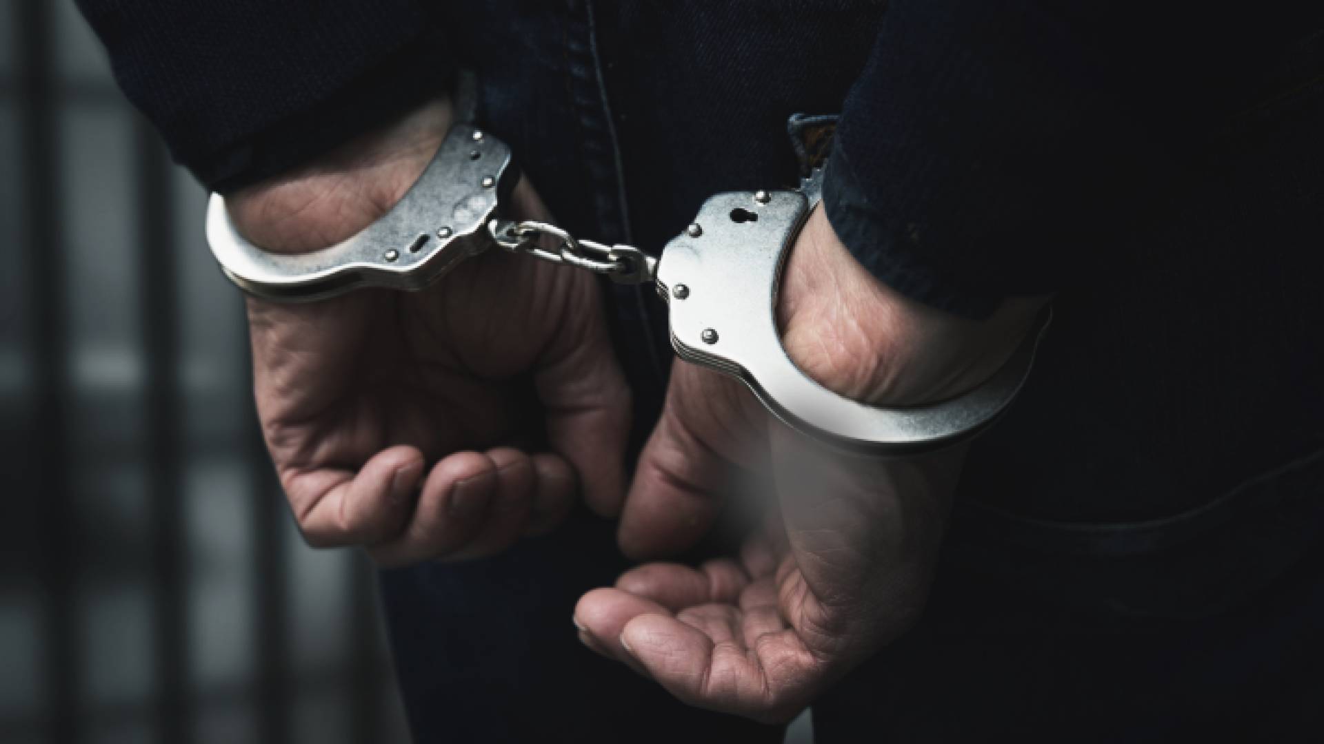 شخص مكبل اليدين "تعبيرية"