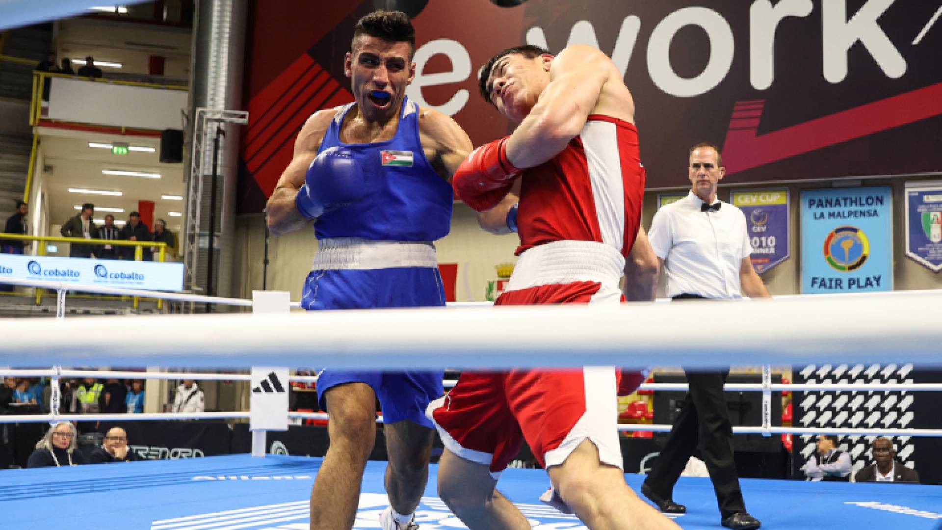 جانب من نزال لاعب المنتخب الوطني للملاكمة حسين عشيش والاوزبكي خابيولاييف تورابيك